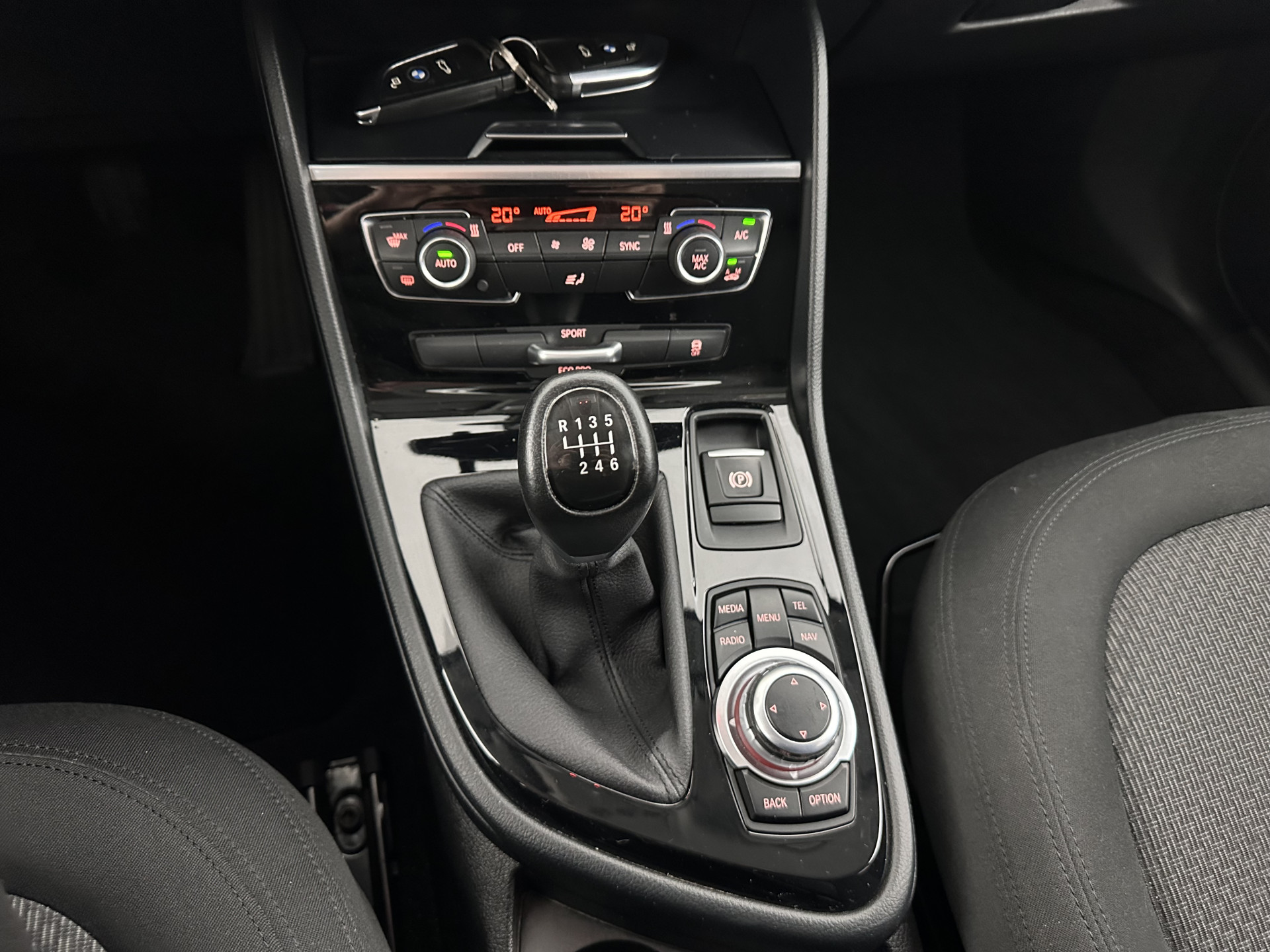 BMW 2-serie Active Tourer 218d Essential *NAVI-FULLMAP | COMFORTSEATS | PRIVACY-GLASS | ECC | PDC | CRUISE | TOWBAR | 17''ALU *