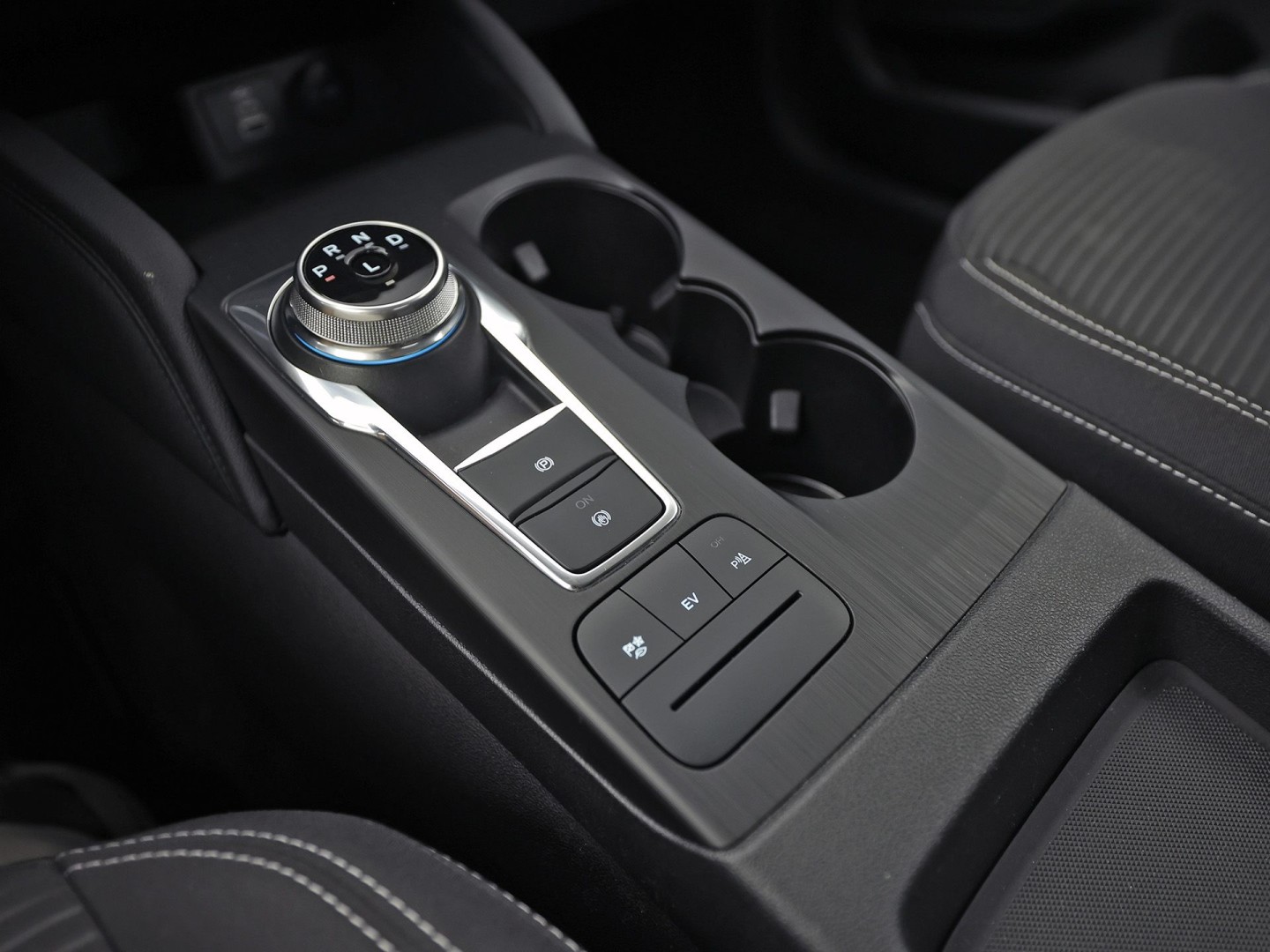 Ford Kuga 2.5 PHEV Titanium Sport 225Pk Automaat (VIRTUAL COCKPIT, SOH 93%, APPLE CARPLAY, GROOT NAVI, CAMERA, SPORTSTOELEN, CRUISE, TREKHAAK, NIEUWSTAAT)