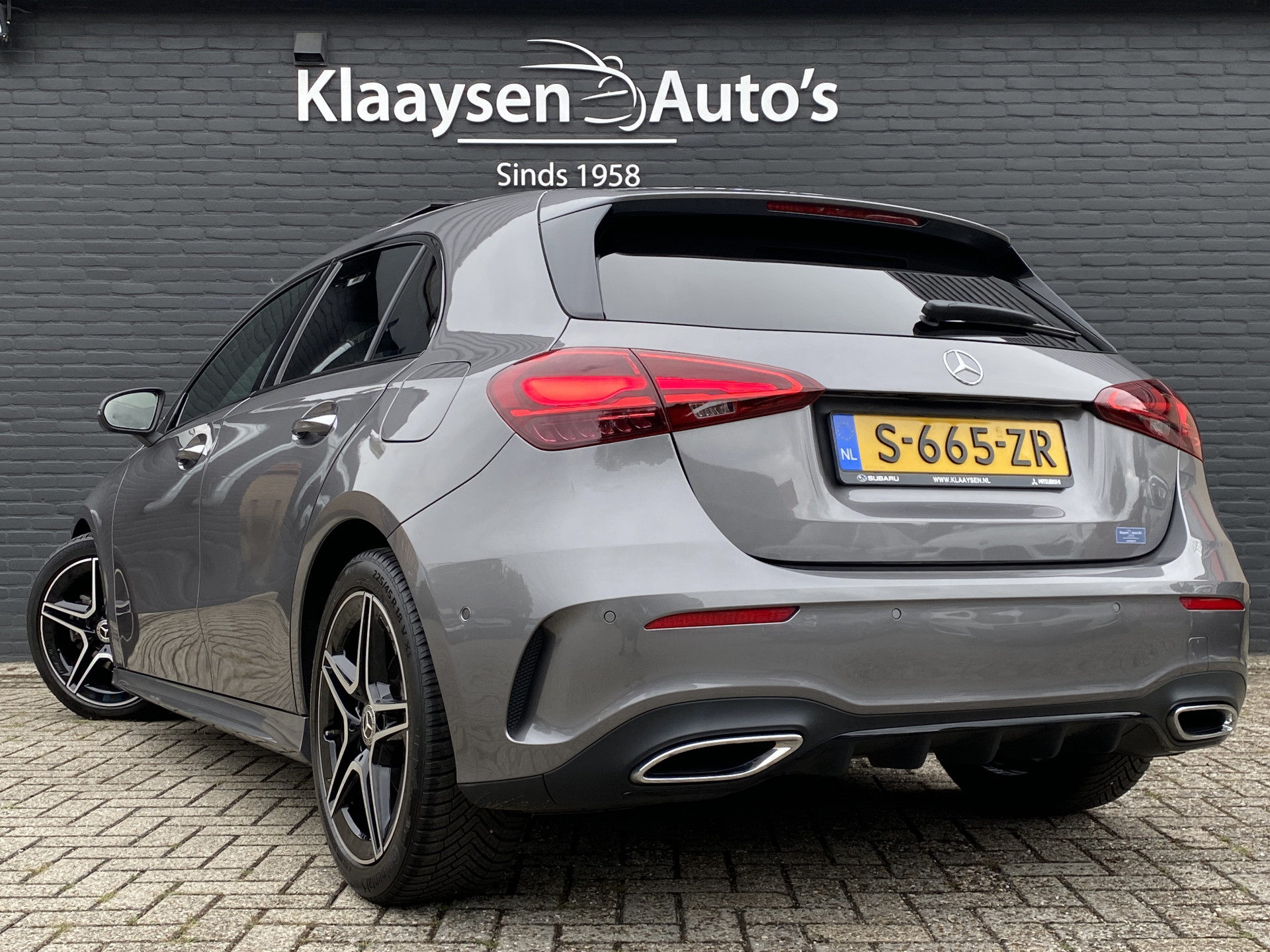 Mercedes-Benz A-klasse 180 AMG Line AUT. | 1e eigenaar | dealer onderh. | panoramadak | camera | night pakket | sfeerverlichting