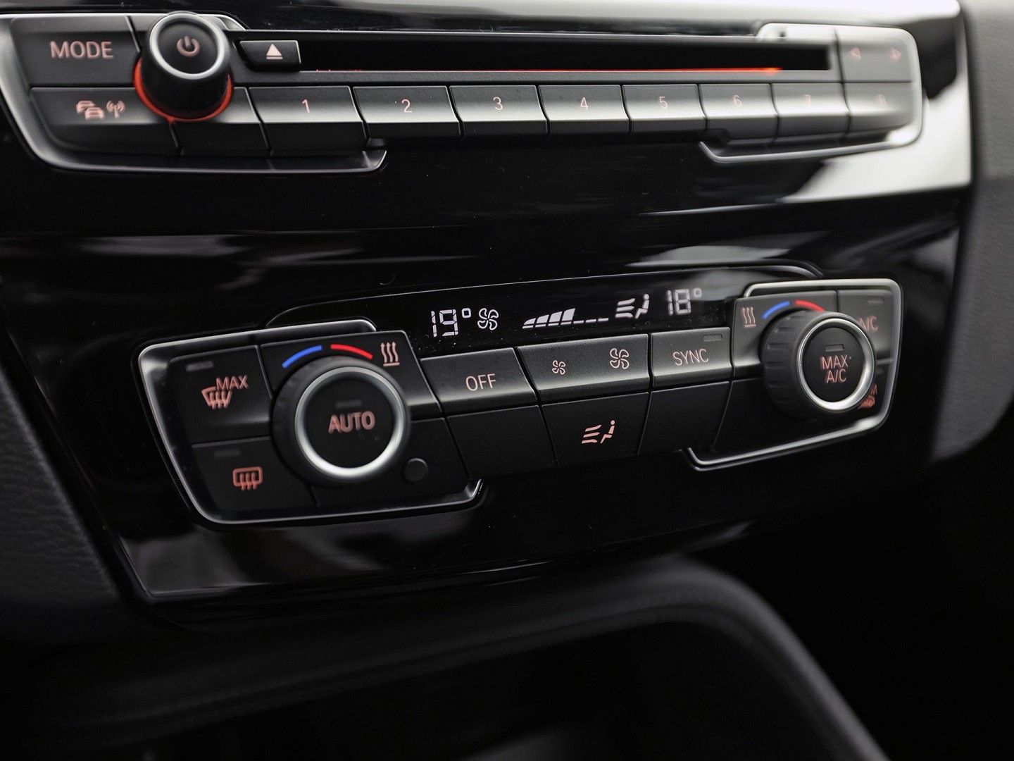 BMW X1 sDrive20i Executive 192Pk Automaat (NAVIGATIE, CLIMATE, TREKHAAK, SPORTSTOELEN, GETINT GLAS, PARKEERSENSOREN, NIEUWSTAAT)