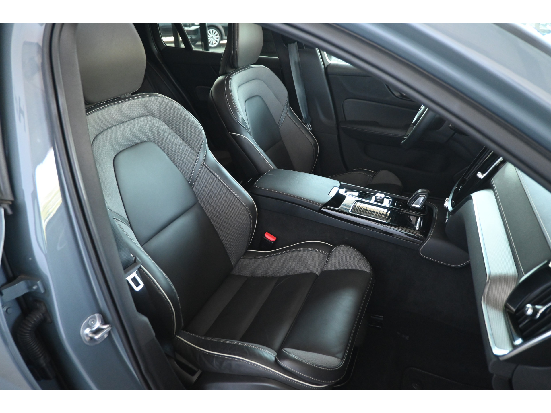 Volvo V60 2.0 T8 Plug-in hybrid AWD Plus Bright Panoramdak Stoelverwarming Carplay Led Adaptieve Cruise  Clima Lane Assist Camera 100% Onderhouden! Inruil Mogelijk!