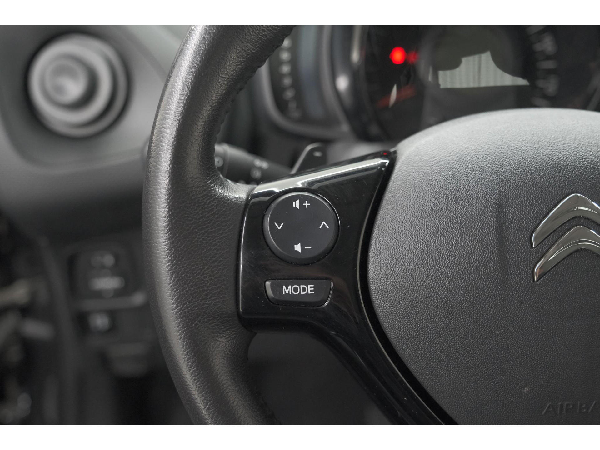 Citroen C1 1.0 VTi Shine | Automaat | Stoelverwarming | Camera | Lederen bekleding