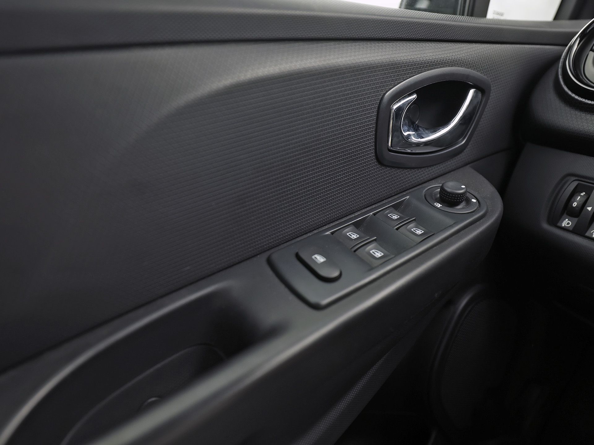 Renault Clio 0.9 TCe Dynamic Sport (NAVIGATIE, CRUISE, LM VELGEN, SPORTSTOELEN, PARKEERSENSOREN, BLUETOOTH, NIEUWE APK, NIEUWSTAAT)
