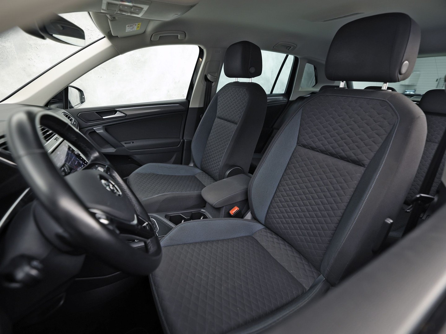 Volkswagen Tiguan 1.5 TSI ACT Highline 150Pk Automaat (VIRTUAL COCKPIT, APPLE CARPLAY, GROOT NAVI, CAMERA, STOELVERWARMING, SPORTSTOELEN, GETINT GLAS, ADAPTIVE CRUISE, NIEUWSTAAT)