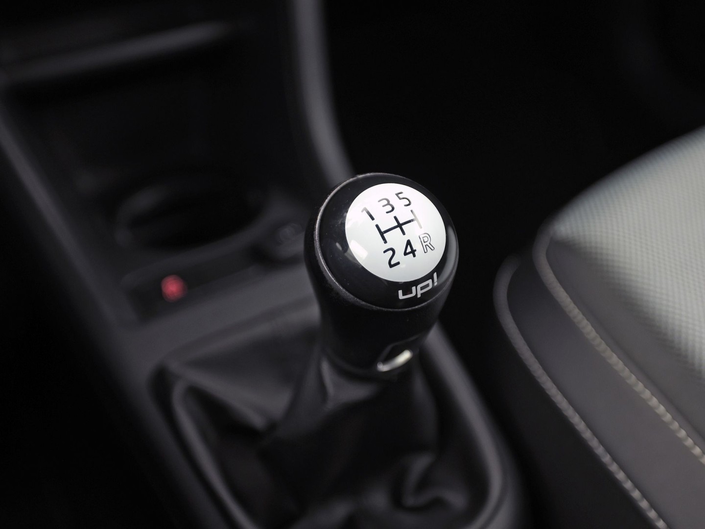 Volkswagen up! 1.0 high up! (NAVIGATIE, 5 DEURS, GETINT GLAS, LM VELGEN, SPORTSTOELEN, PARKEERSENSOREN, ELEK RAMEN, NIEUWSTAAT)