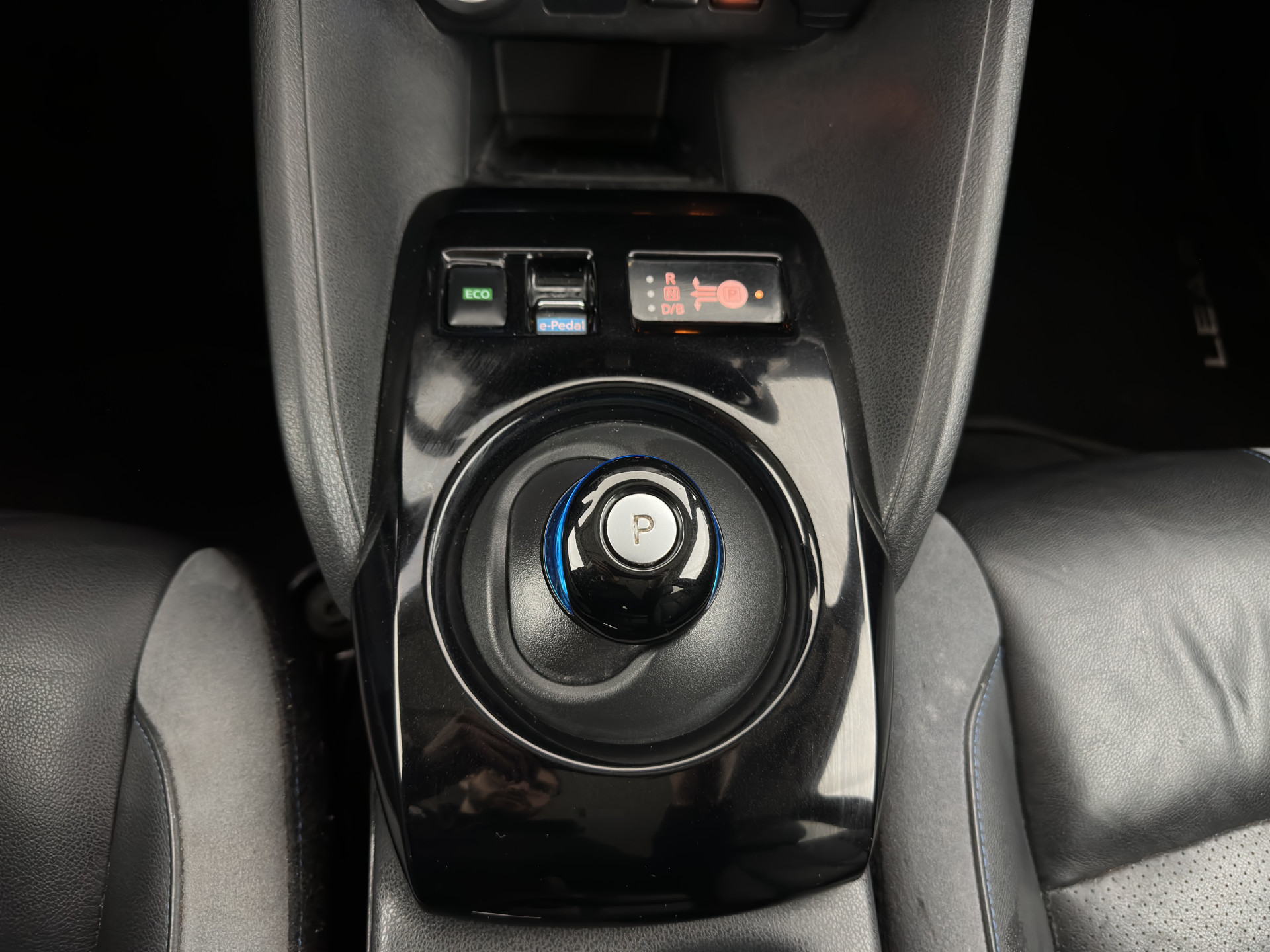 Nissan LEAF Tekna 40 kWh (SOH-83%) (INCL-BTW) *Aut.*LEATHER | FULL-LED | BOSE-AUDIO | TOPVIEW | DAB | KEYLESS | NAVI-FULLMAP | DAB | HEATED-COMFORTSEATS | PRIVACY-GLASS | ADAPTIVE-CRUISE | 17''ALU*