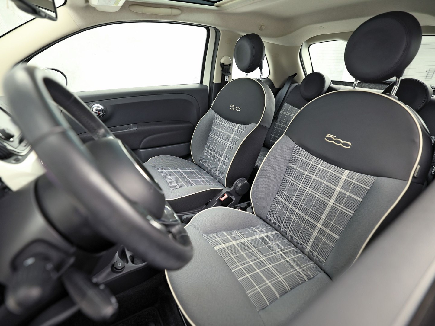 Fiat 500 0.9 TwinAir Turbo Lounge (PANORAMADAK, VIRTUAL COCKPIT, NAVIGATIE, CLIMATE, PARKEERSENSOREN, SPORTSTOELEN, CRUISE, LM VELGEN, NIEUWE APK, NIEUWSTAAT)
