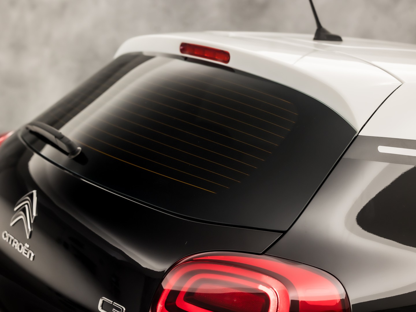 Citroën C3 1.2 PureTech Shine Sport Automaat (APPLE CARPLAY, GROOT NAVI, CAMERA, LEDER, STOELVERWARMING, SPORTSTOELEN, GETINT GLAS, CRUISE, NIEUWSTAAT)