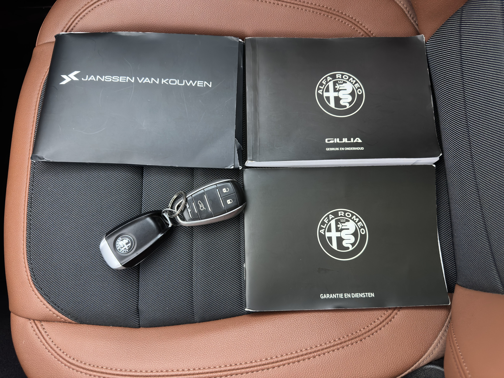 Alfa Romeo Giulia 2.0T Sprint (INCL-BTW) Aut. *PANO | LEATHER-FABRIC | XENON | ADAPTIVE-CRUISE | BLIND-SPOT | SPORTSEATS | CAMERA | NAVI-FULLMAP | DAB+ | SHIFT-PADDLES | PRIVACY-GLASS | LANE-ASSIST | BLINDSPOT | KEYLESS |