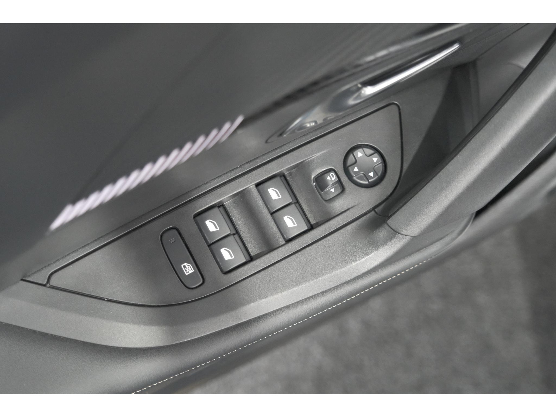 Peugeot 2008 Hybrid 136 e-DCS6 Allure | 360 Camera | Adaptieve Cruise Control | Dodehoekdetectie | Navigatie