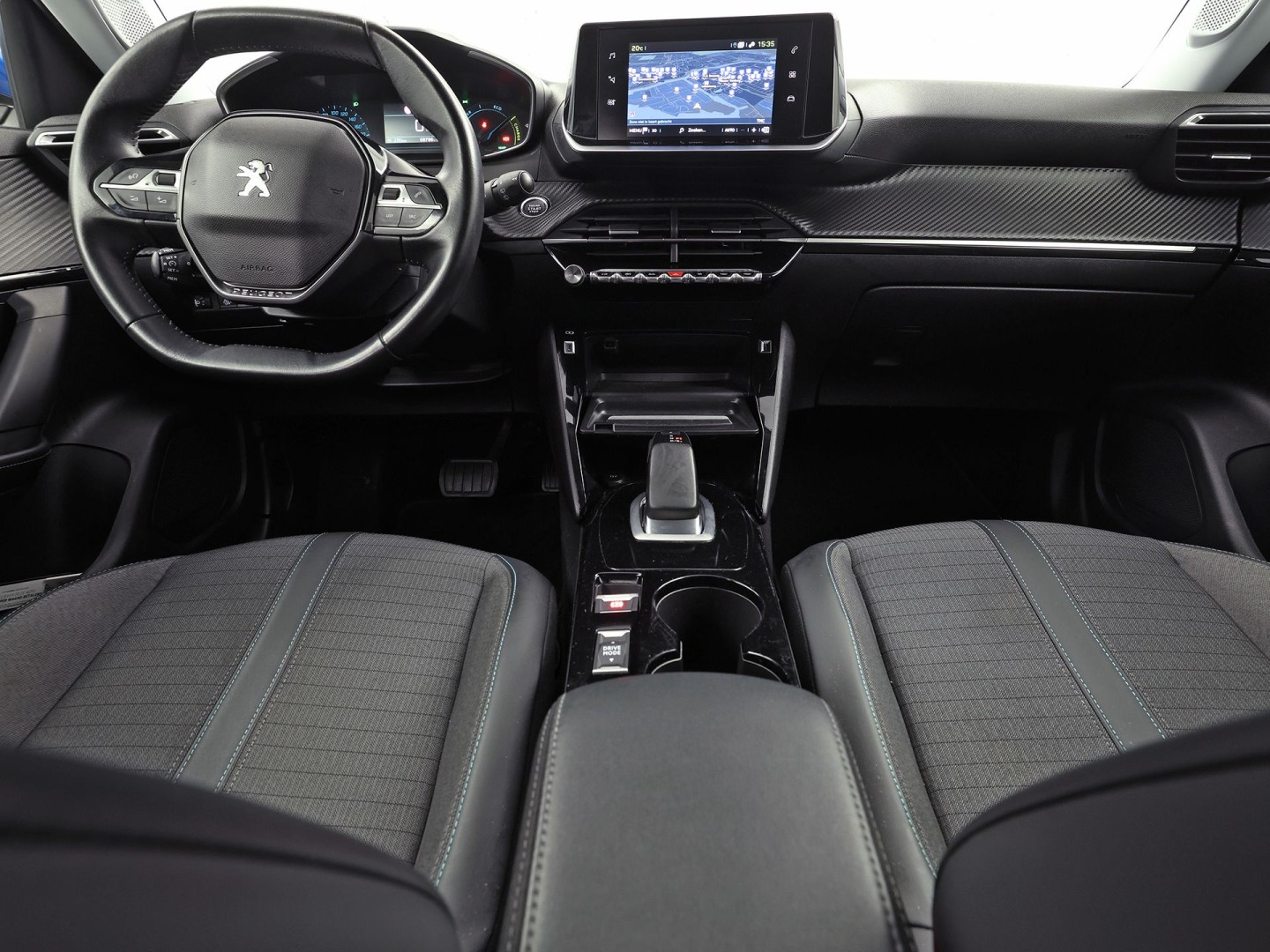 Peugeot e-2008 EV Blue Sport Allure 50 kWh Automaat (SOH 91,2%, APPLE CARPLAY, GROOT NAVI, 360 CAMERA, SPORTSTOELEN, GETINT GLAS, KEYLESS, NIEUWSTAAT)