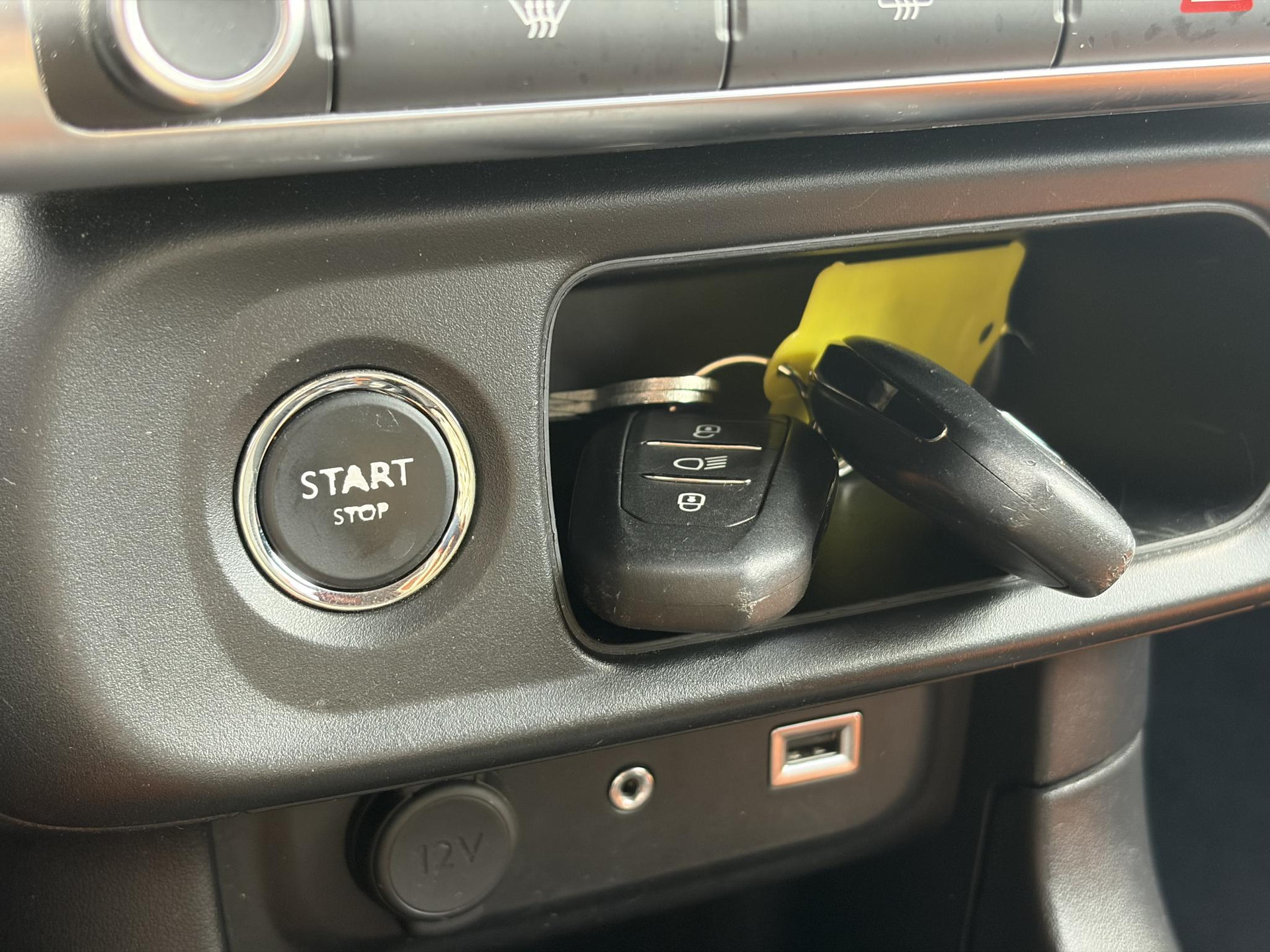 Citroen C3 1.2 PureTech Shine ✓Dealer Onderhouden✓2e Eigenaar✓Carplay✓Camera✓Navi✓Clima✓Cruise✓Pdc V+A✓Keyless✓Halfleder✓Trekhaak✓Rijstrooksensor✓Dodehoeksensor✓17'' Lm velgen✓N.A.P✓Nieuwe Apk bij Aflevering