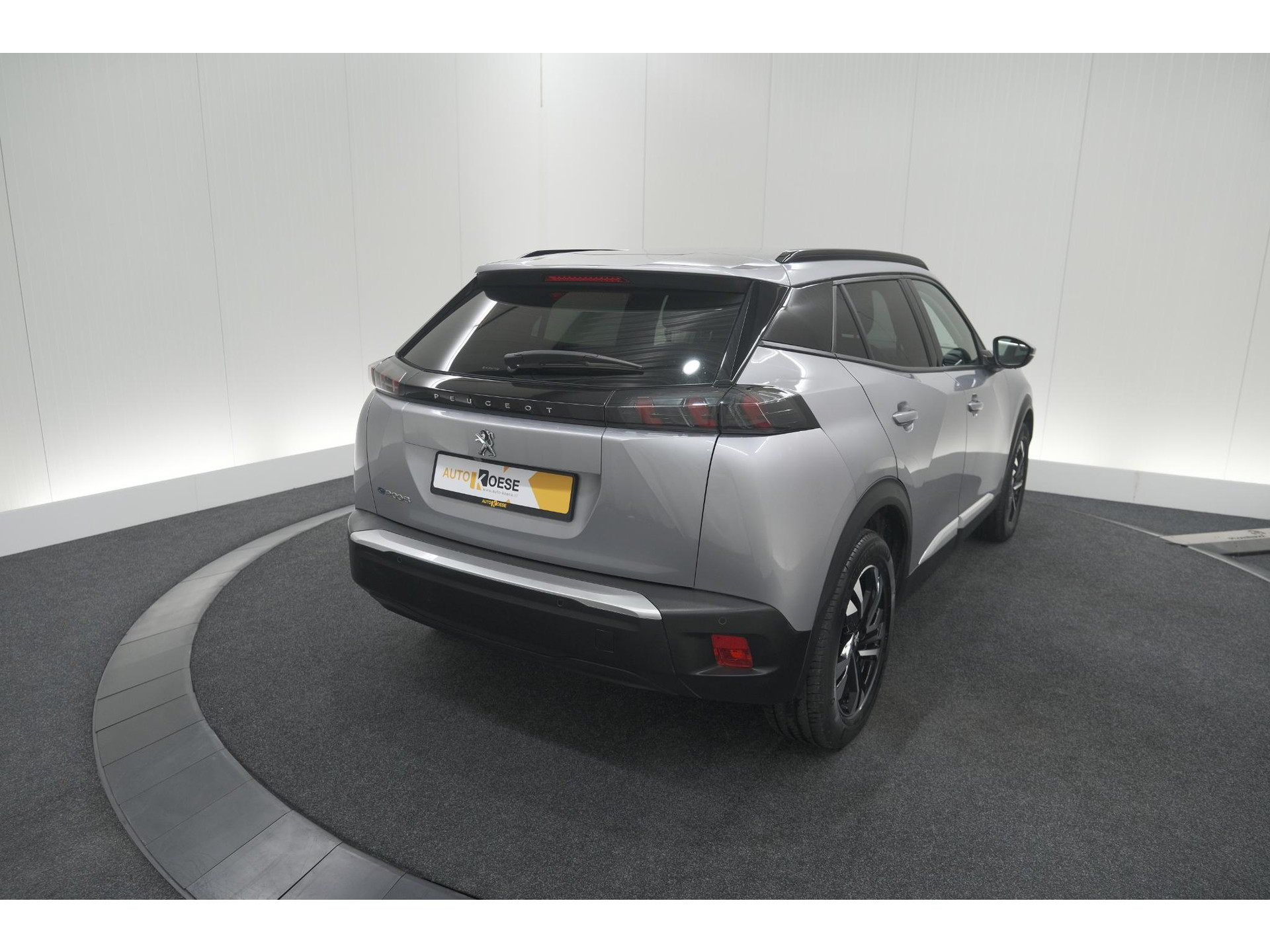 Peugeot e-2008 EV Allure 50 kWh | SOH=96.7 % | 3 Fase Laadfunctie | Camera | Navigatie | Parkeersensoren | Apple Carplay