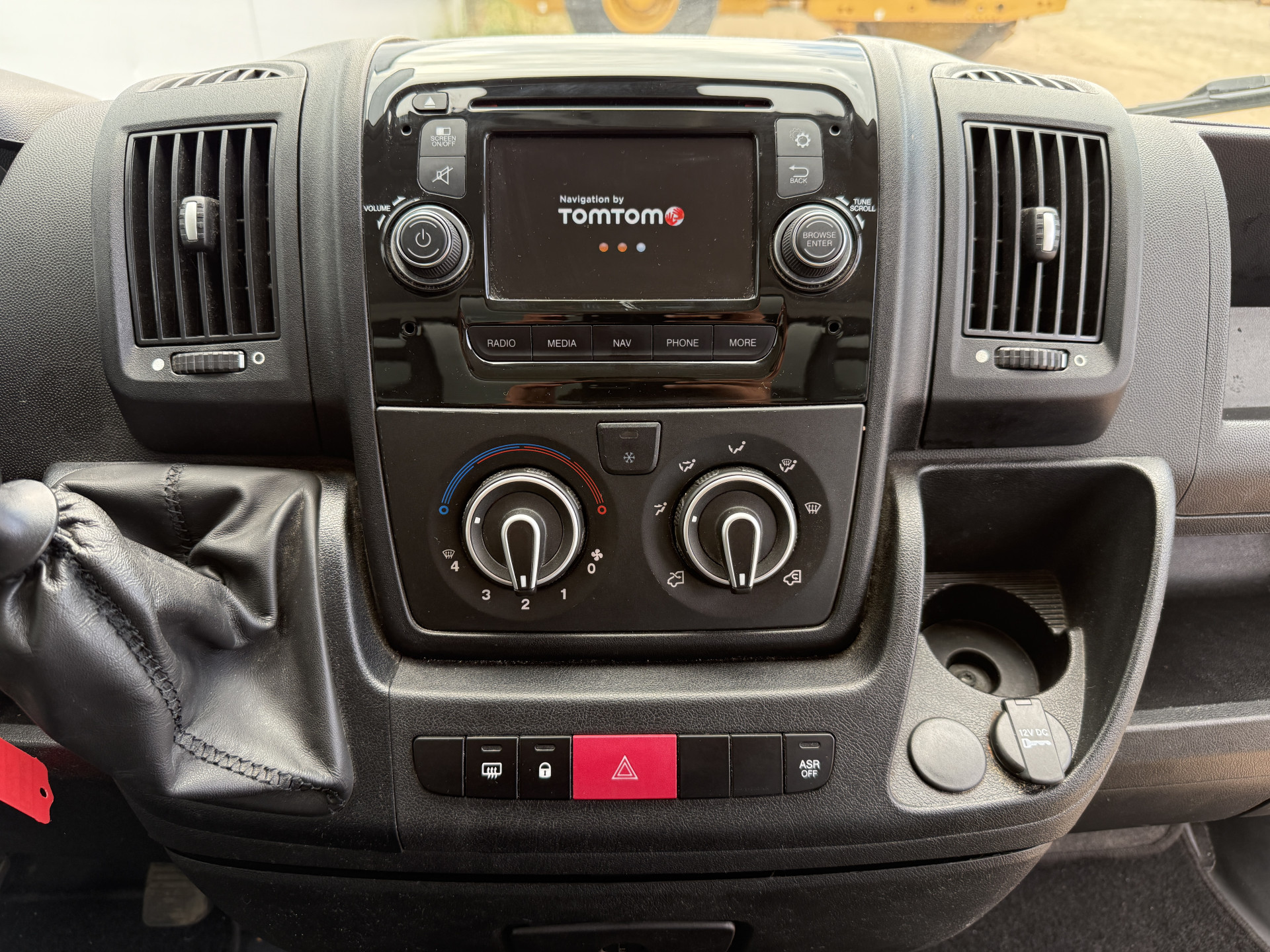 Peugeot Boxer 2.0 130PK Bakwagen Laadklep Nieuwe Distributieriem Navigatie Camera Airco Zijdeur Meubelbak Koffer
