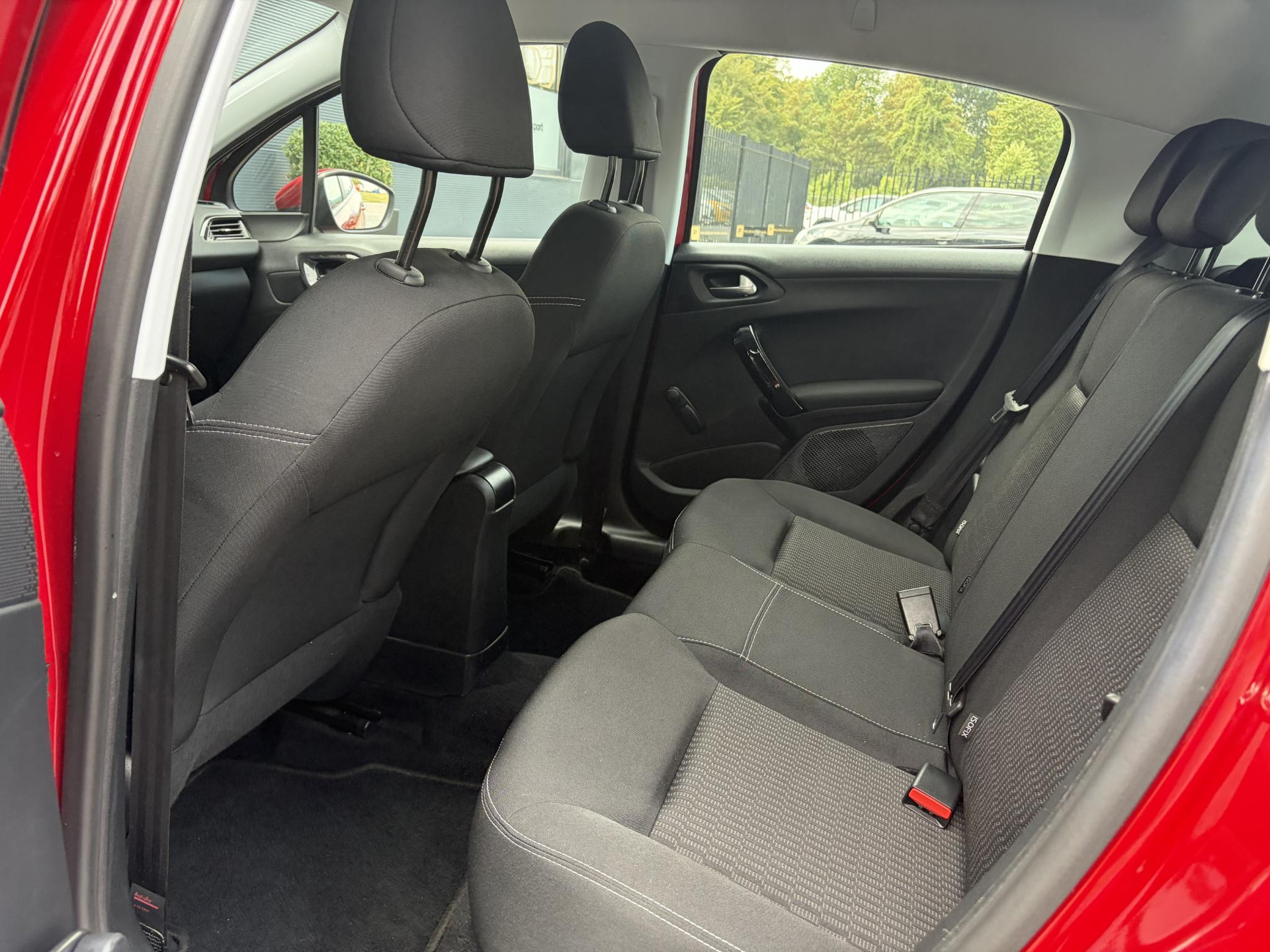 Peugeot 208 1.2 PureTech Blue Lion ✓D-riem vv in 2025✓1e Eigenaar✓Navi✓Carplay✓Trekhaak✓Recent beurt gehad✓Airco✓Cruise✓5 Deurs✓Pdc✓N.A.P✓Apk tot 03-2027