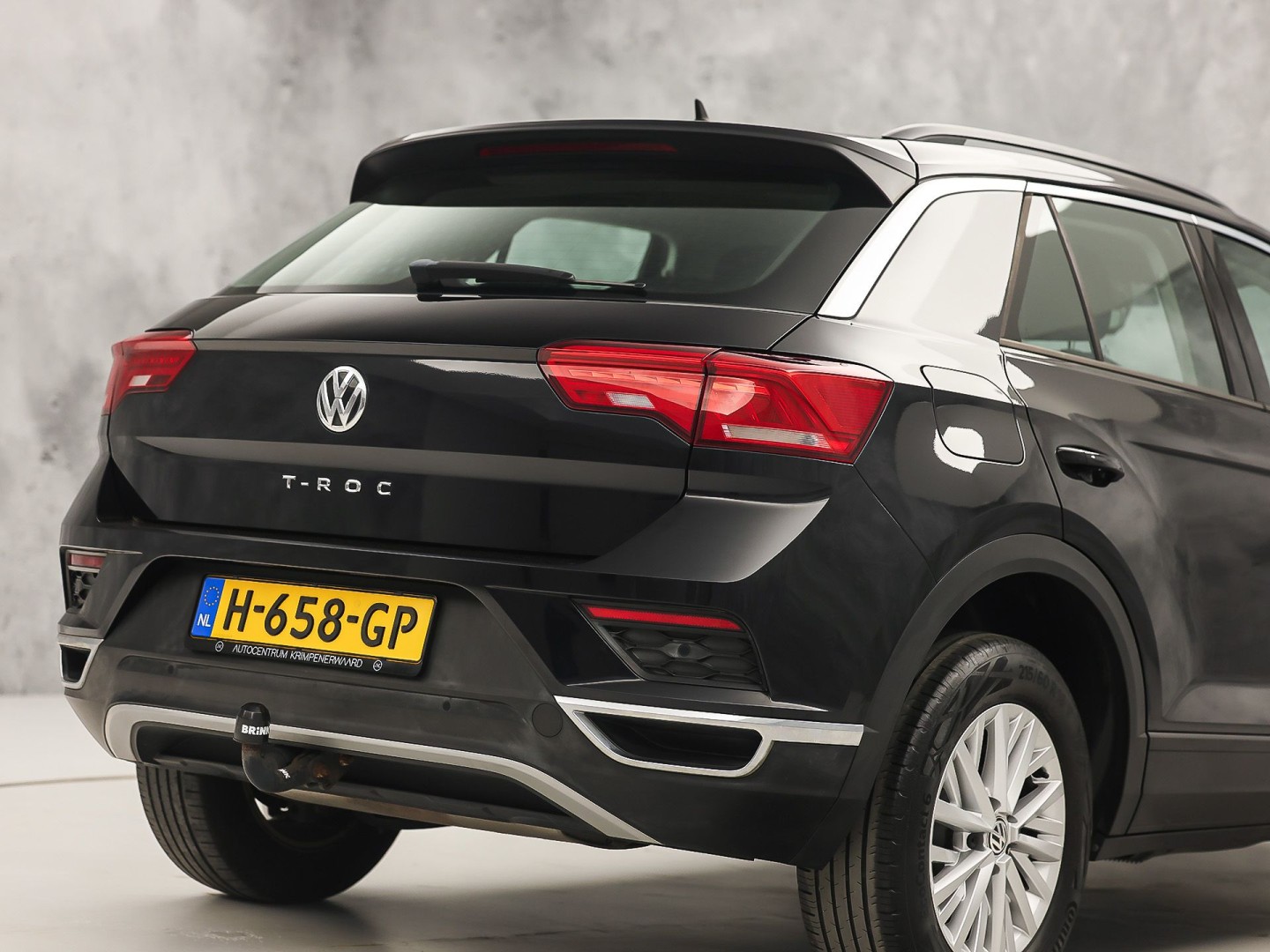 Volkswagen T-Roc 1.0 TSI Sport (APPLE CARPLAY, GROOT NAVI, CLIMATE, STOELVERWARMING, TREKHAAK, SPORTSTOELEN, PARKEERSENSOREN, ADAPTIVE CRUISE, NIEUWSTAAT)