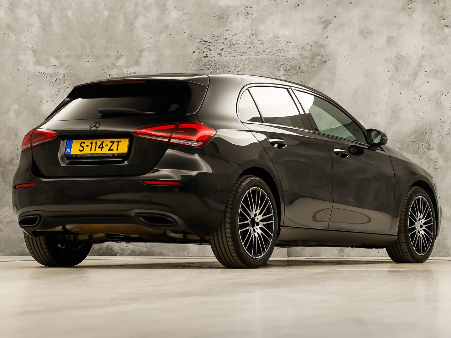 Mercedes-Benz A-Klasse 200 AMG Sport 163Pk Automaat (PANORAMADAK, APPLE CARPLAY, GROOT NAVI, SFEERVERLICHTING, CAMERA, SPORTSTOELEN, LEDER, GETINT GLAS, STOELVERWARMING, NIEUWSTAAT)