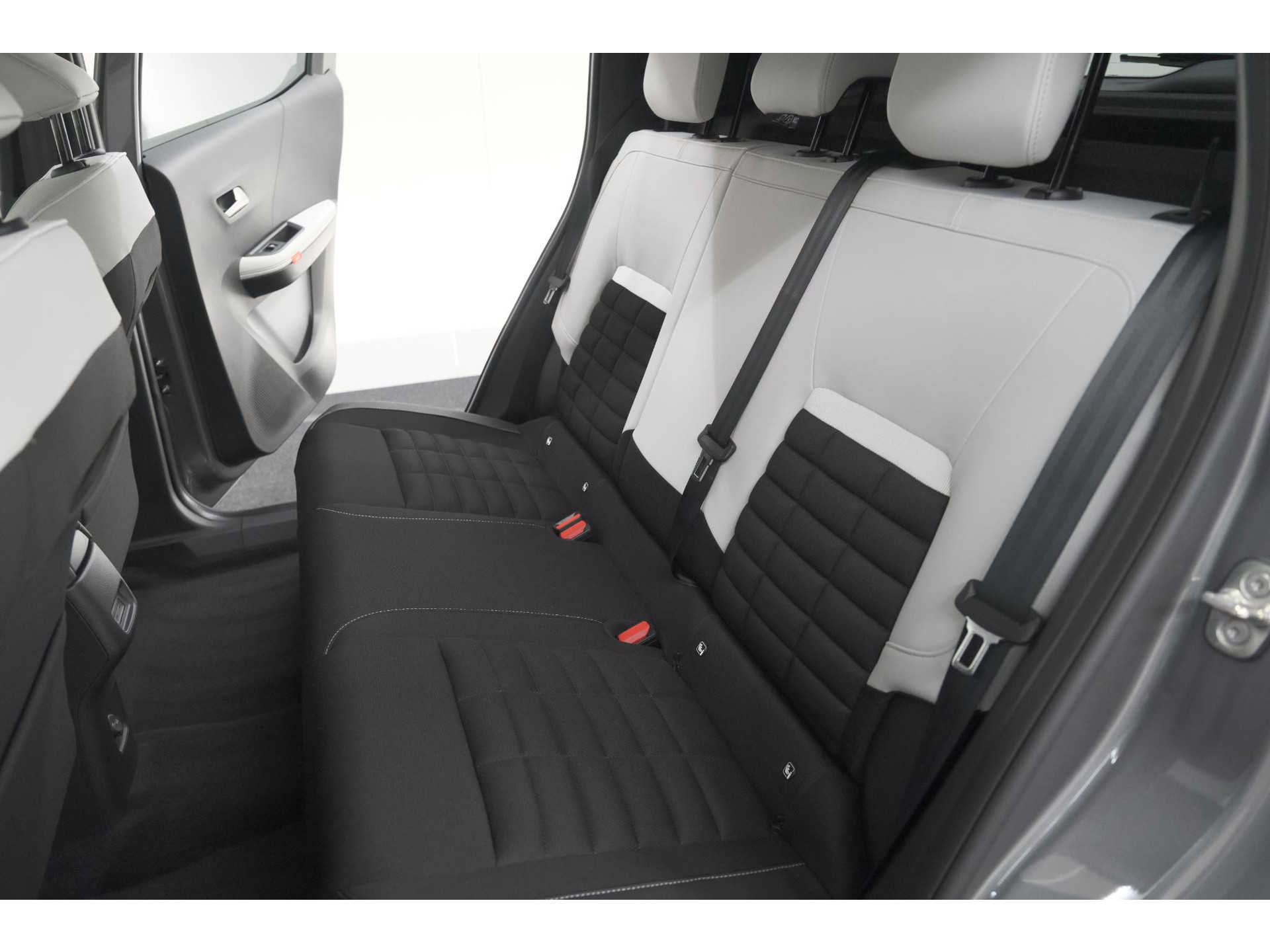 Citroen Ë-C3 Aircross Plus 113pk Extended Range 54 kWh | 11 KW Lader | Camera | Apple CarPlay | Parkeersensoren