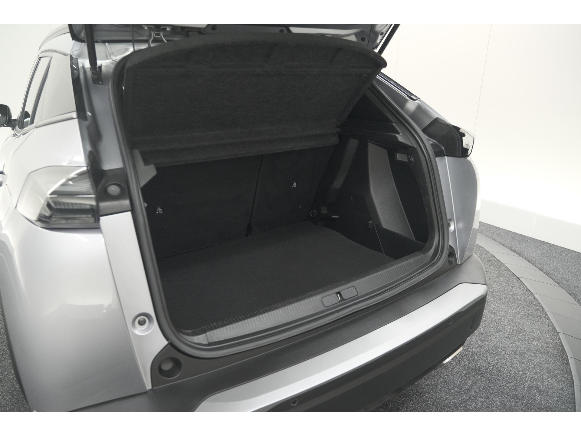 Peugeot 2008 Hybrid 136 e-DCS6 Allure | 360 Camera | Adaptieve Cruise Control | Dodehoekdetectie | Navigatie