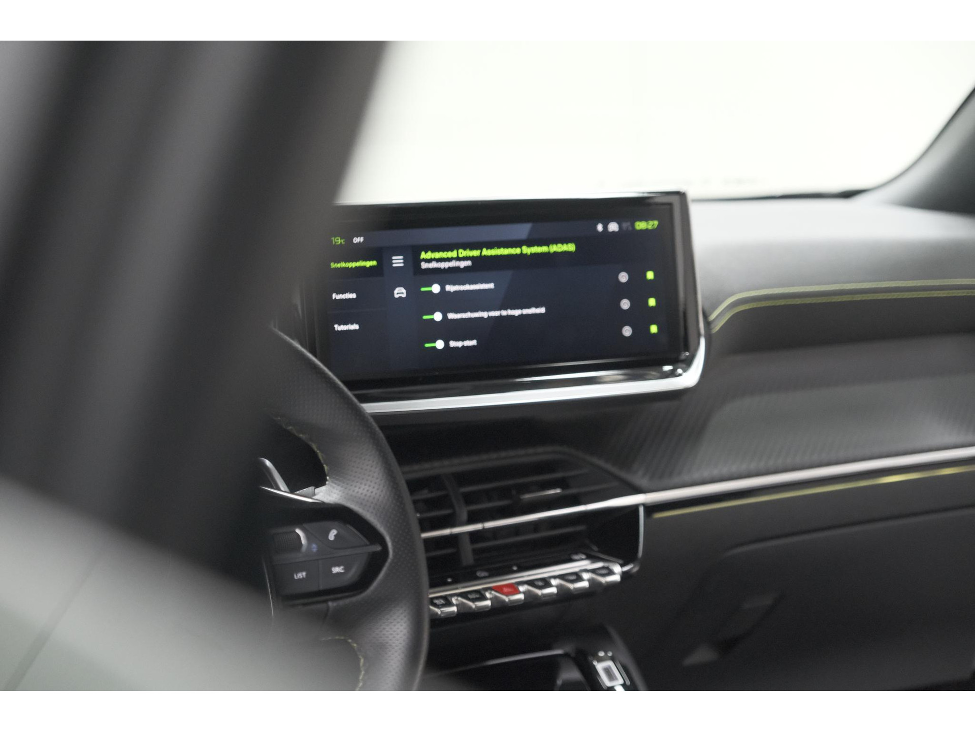 Peugeot 2008 PureTech 130 EAT8 GT | Camera | Apple Carplay | Parkeersensoren | 17 Inch Lichtmetalen Velgen