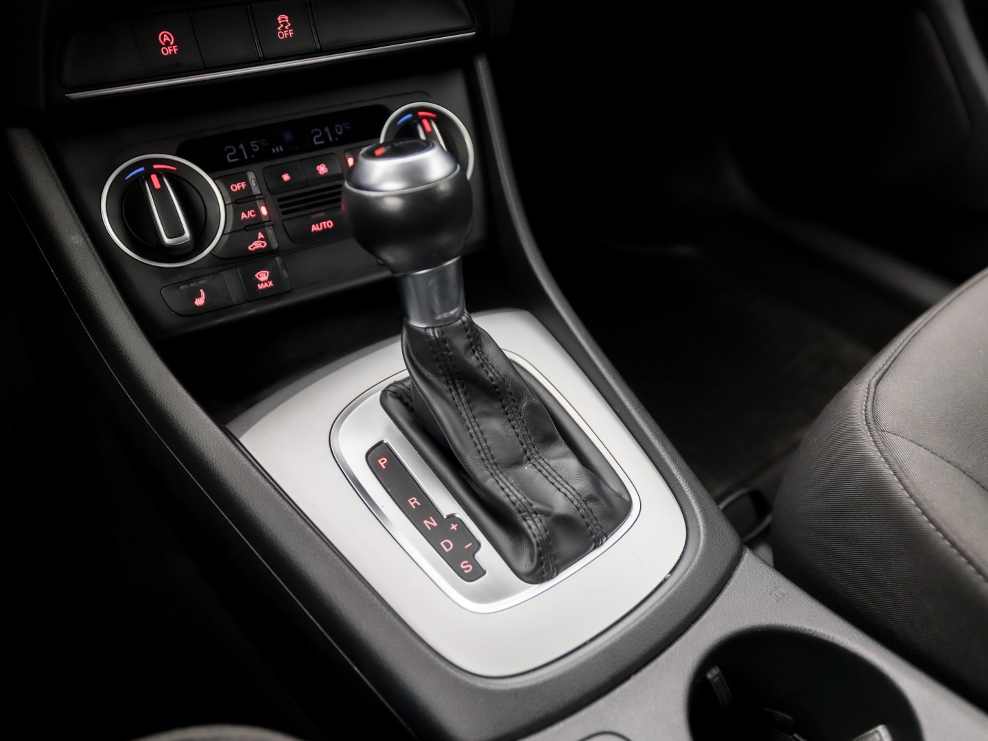 Audi Q3 1.4 TFSI Sport 150Pk Automaat (NAVIGATIE, CLIMATE, STOELVERWARMING, GETINT GLAS, SPORTSTOELEN, BLUETOOTH, NIEUWE APK, NIEUWSTAAT)