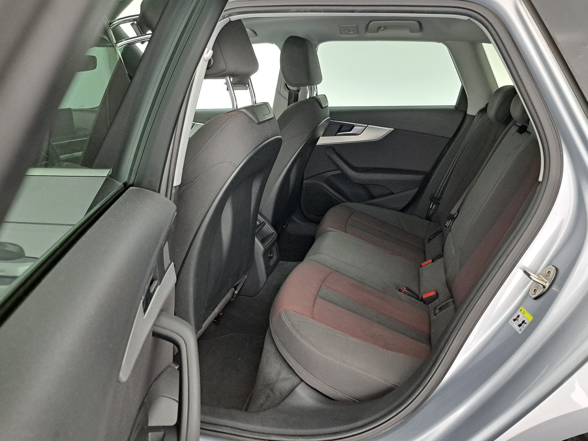 Audi A4 Avant 2.0 TDI Ultra Sport Pro Line S (INCL-BTW) Aut. *DIGI-COCKPIT | FULL-LED | NAVI-FULLMAP | HEATED-SPORTSEATS | ECC | KEYLESS | SHIFTPADDLES | CRUISE | TOWBAR | 17"ALU*