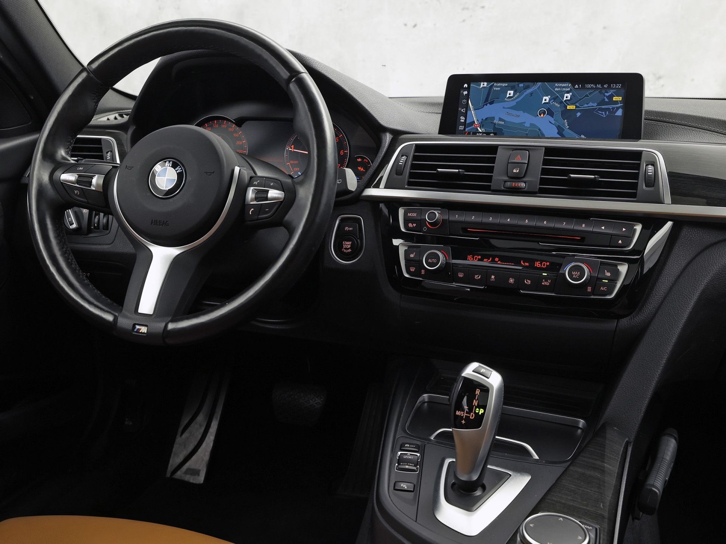 BMW 3 Serie 318i M Sport Automaat (PANORAMADAK, M PAKKET, GROOT NAVI, CAMERA, DEALER ONDERHOUDEN, COGNAC LEDER, SPORTSTOELEN, STOELVERWARMING, VIRTUAL COCKPIT, NIEUWSTAAT)