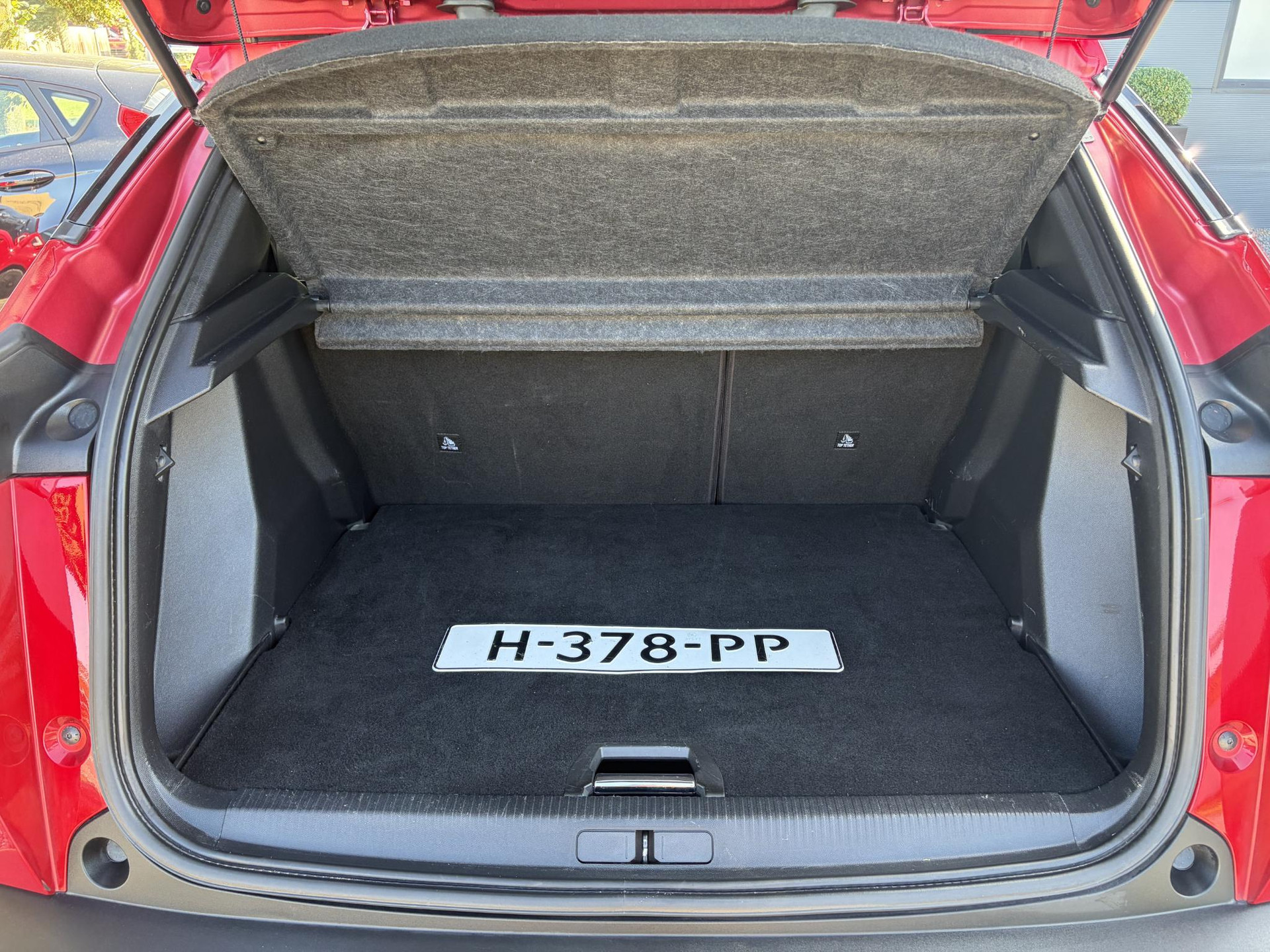 Peugeot 2008 1.2 PureTech Allure ✓Recent beurt gehad✓D-riem vv in 06-2025✓360° Camera✓Draadloze telefoonlader✓Carplay✓Keyless✓Automaat✓Trekhaak✓Halfleder✓Navi✓Clima✓Cruise✓131pk✓Lm velgen✓2e Eigenaar✓Pdc V+A✓Rijstrooksensor✓N.A.P✓Apk tot 04-2028