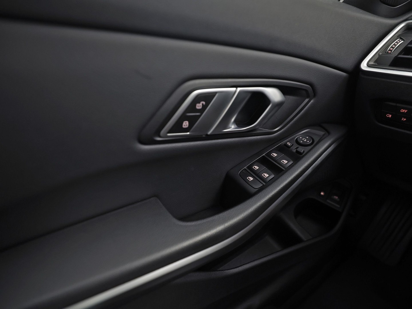 BMW 3-serie Touring 320e High Executive 204Pk Automaat (APPLE CARPLAY, M STUUR, GROOT NAVI, STOELVERWARMING, CAMERA, LEDER, SPORTSTOELEN, GETINT GLAS, ZWART HEMEL, NIEUWE APK, NIEUWSTAAT)