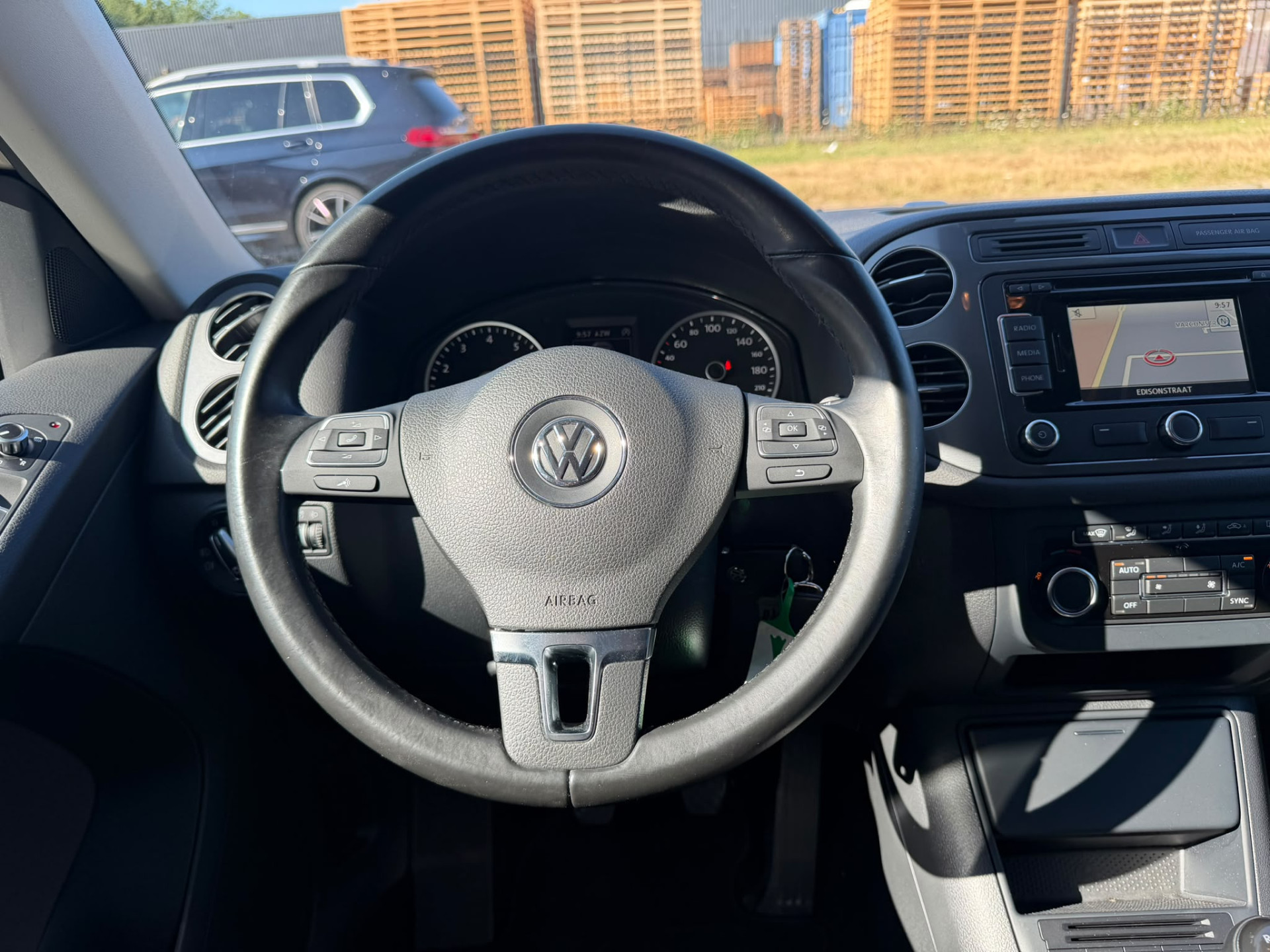 Volkswagen Tiguan 1.4 TSI Sport&Style | 1E EIGENAAR |3/6/12 MND GARANTIE | NAVI | PDC | TREKHAAK | NL AUTO |