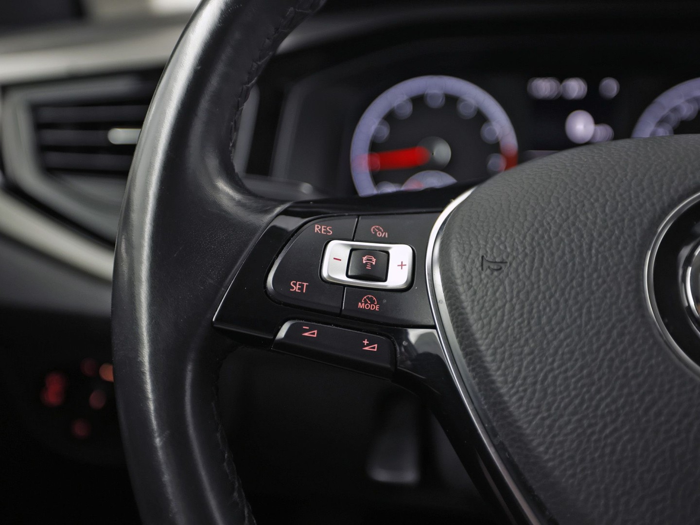 Volkswagen Polo 1.0 TSI Sportline Automaat (APPLE CARPLAY, GROOT NAVI, GETINT GLAS, ADAPTIVE CRUISE, SPORTSTOELEN, PARKEERSENSOREN, NIEUWE APK, NIEUWSTAAT)