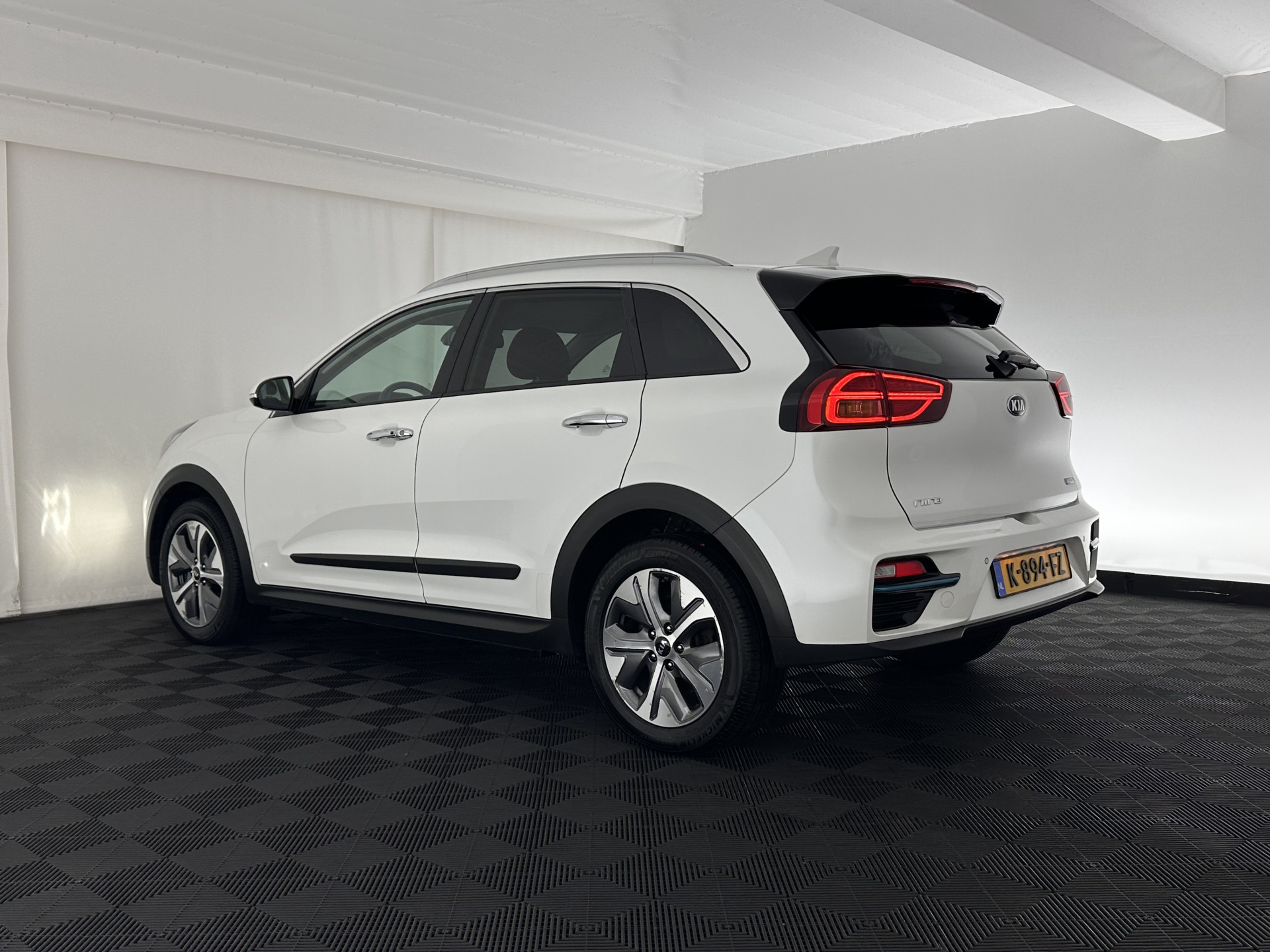 Kia e-Niro ExecutiveLine 64 kWh [ 3-Fase ] {SOH-100%} (INCL-BTW)  Aut.*HEATPUMP | LEATHER | FULL-LED | NAVI-FULLMAP | ADAPTIVE-CRUISE | CAMERA | MEMORY-PACK | LANE-ASSIST | KEYLESS | DIGI-COCKPIT | PRIVACYGLASS | SHIFTPADDLES | 17"ALU*