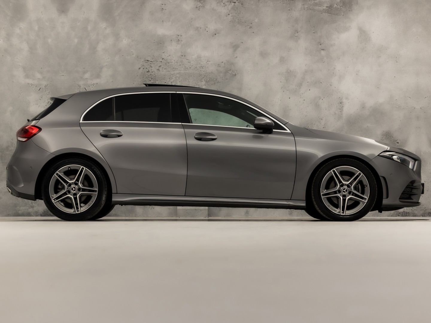 Mercedes-Benz A-Klasse 200 AMG Sport 163Pk Automaat (PANORAMADAK, GROOT NAVI, SFEERVERLICHTING, CAMERA, STOELVERWARMING, SPORTSTOELEN, GETINT GLAS, LEDER/ALCANTARA, NIEUWSTAAT)