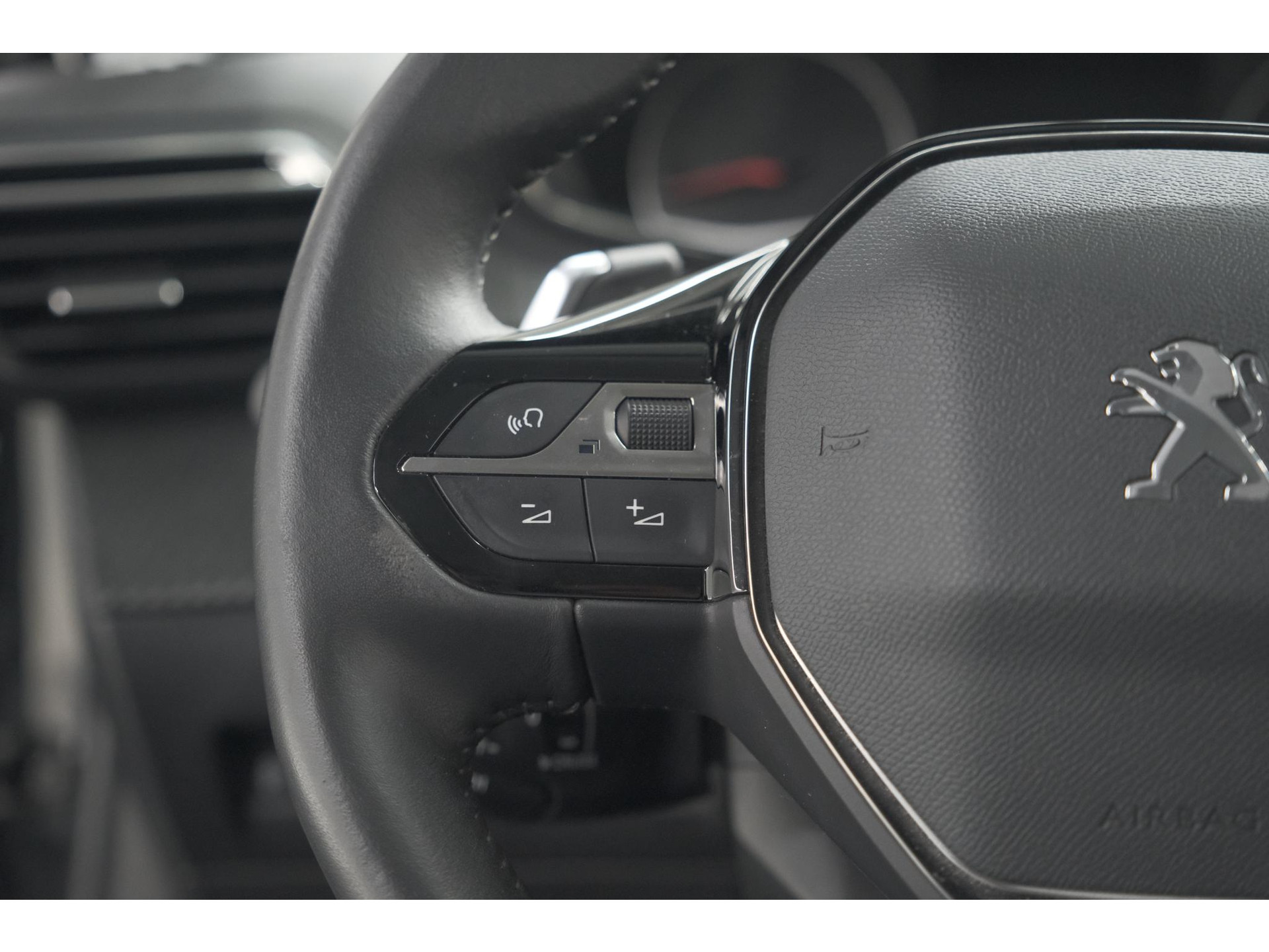 Peugeot 2008 PureTech 130 EAT8 Active | Parkeersensoren | Navigatie | Apple Carplay