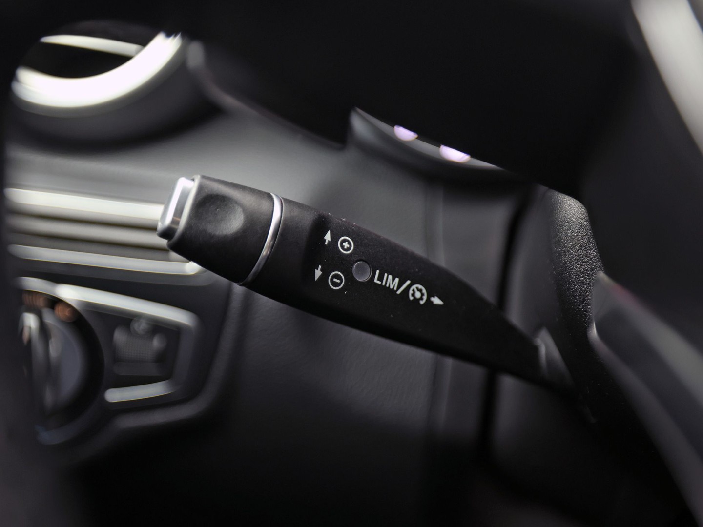 Mercedes-Benz C-Klasse 250 AMG Sport 211Pk Automaat (NAVIGATIE, RODE REMKLAUWEN, LEDER, STOELVERWARMING, ELEK SPORTSTOELEN, GETINT GLAS, SFEERVERLICHTING, NIEUWSTAAT)
