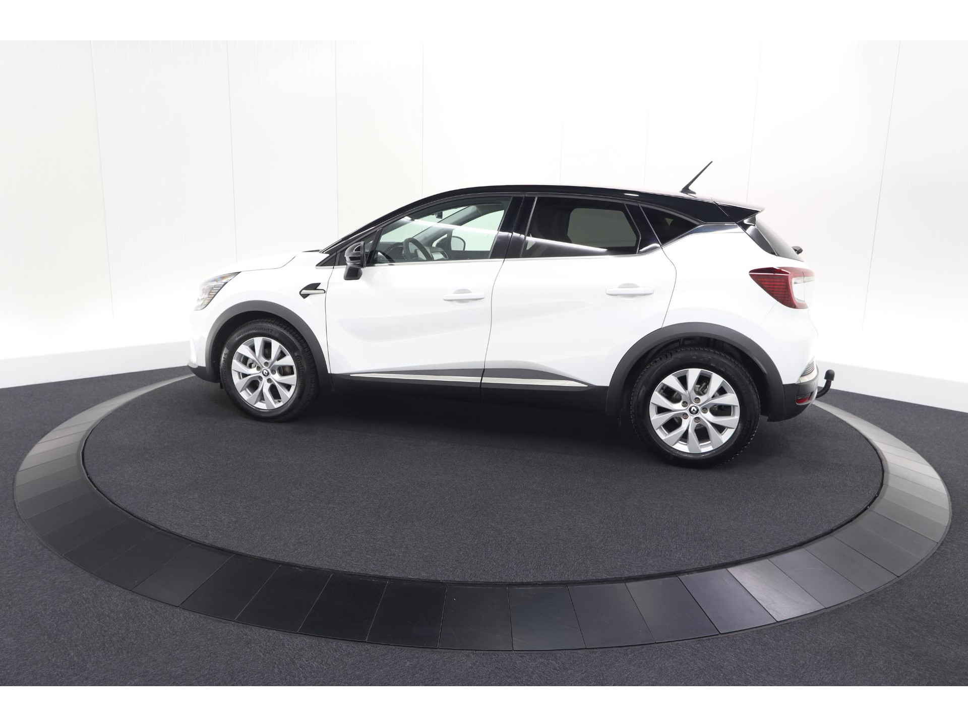 Renault Captur 1.6 E-Tech Hybrid 145 Intens | Trekhaak | Camera | Stoelverwarming | Navigatie