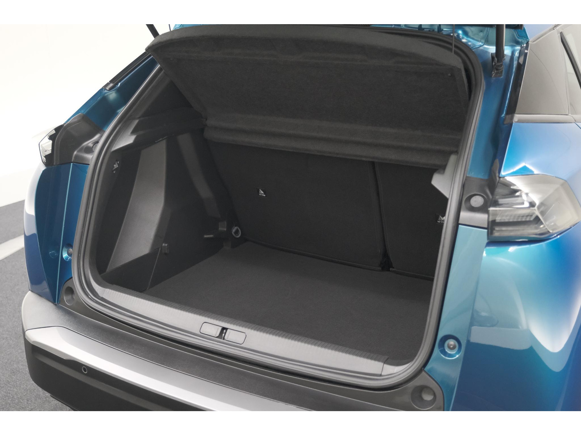 Peugeot e-2008 EV Allure 54 kWh | SOH 97,5% | 11 KW Lader | Apple Carplay | Parkeersensoren