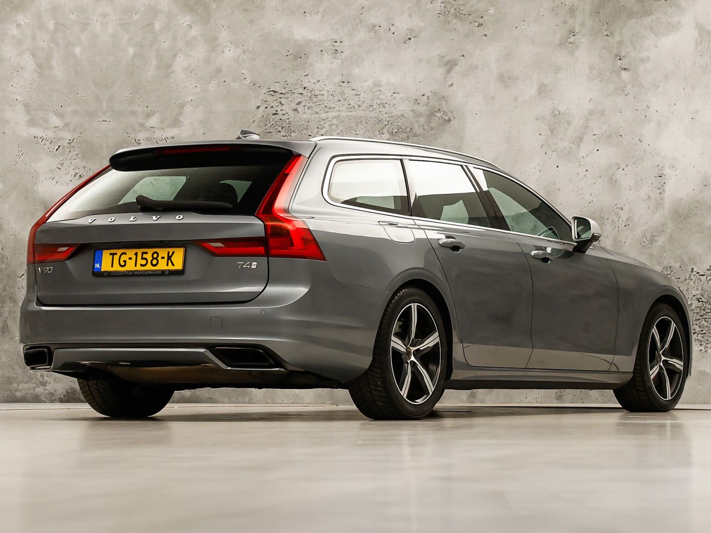 Volvo V90 2.0 T4 R-Design Automaat 190Pk (PANORAMADAK, HARMAN/KARDON, MEMORY SEATS, APPLE CARPLAY, GETINT GLAS, CAMERA, STOELVERWARMING, LEDER, NIEUWE APK, NIEUWSTAAT)