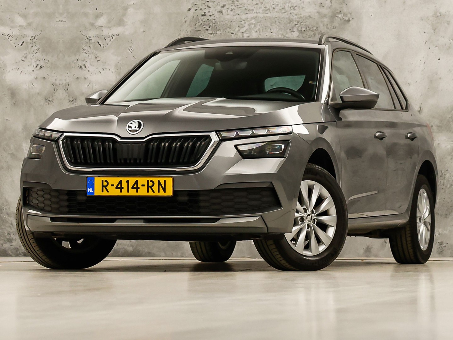 Škoda Kamiq 1.0 TSI Sport Automaat (KUIPSTOELEN, VIRTUAL COCKPIT, APPLE CARPLAY, GROOT NAVI, STOELVERWARMING, ADAPTIVE CRUISE, GETINT GLAS, ZWART HEMEL, NIEUWSTAAT)