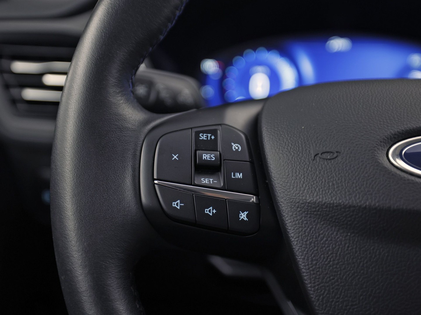 Ford Kuga 2.5 PHEV Titanium 225Pk Automaat (VIRTUAL COCKPIT, APPLE CARPLAY, GROOT NAVI, CAMERA, TREKHAAK, SPORTSTOELEN, KEYLESS, CRUISE, LANE ASSIST, NIEUWSTAAT)
