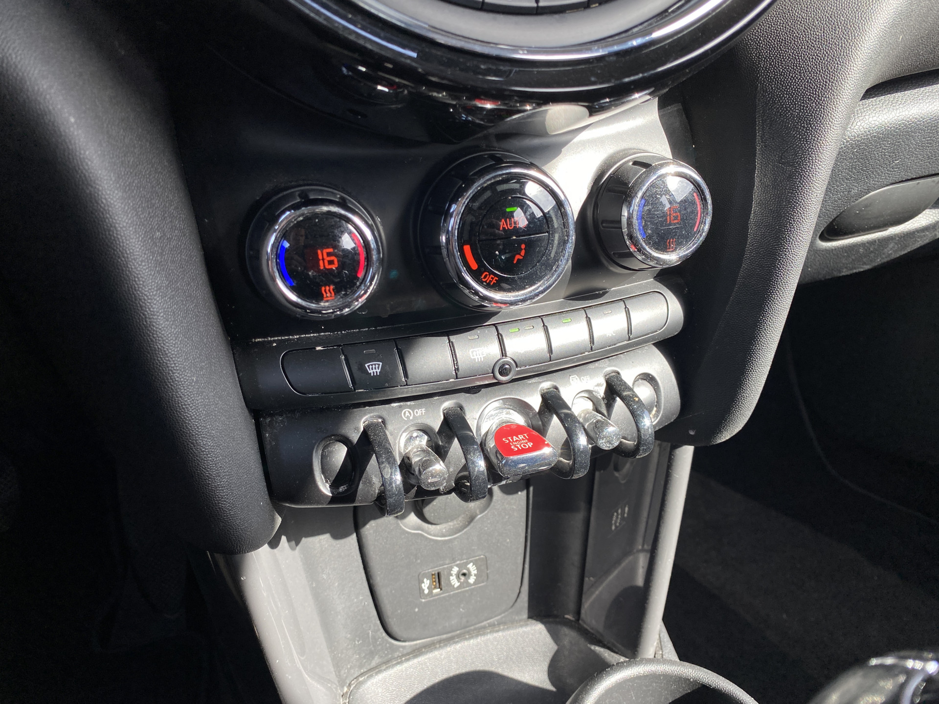 MINI Mini 1.5 Cooper Pepper 136 pk | navigatie | panoramadak | bluetooth | cruise control | chromen details | trekhaak