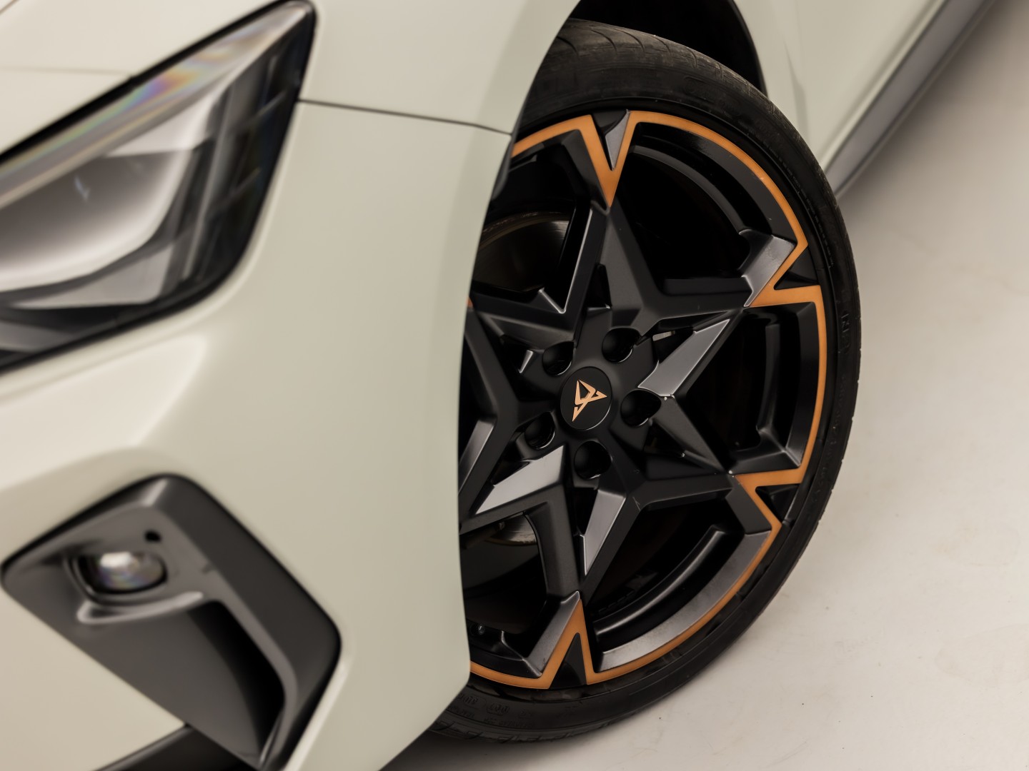 CUPRA Leon 1.5 TSI Sport 150Pk Automaat (APPLE CARPLAY, GROOT NAVI, KUIPSTOELEN, SENNHEISER AUDIO, CAMERA, STUUR/STOELVERWARMING, GETINT GLAS, NIEUWSTAAT)