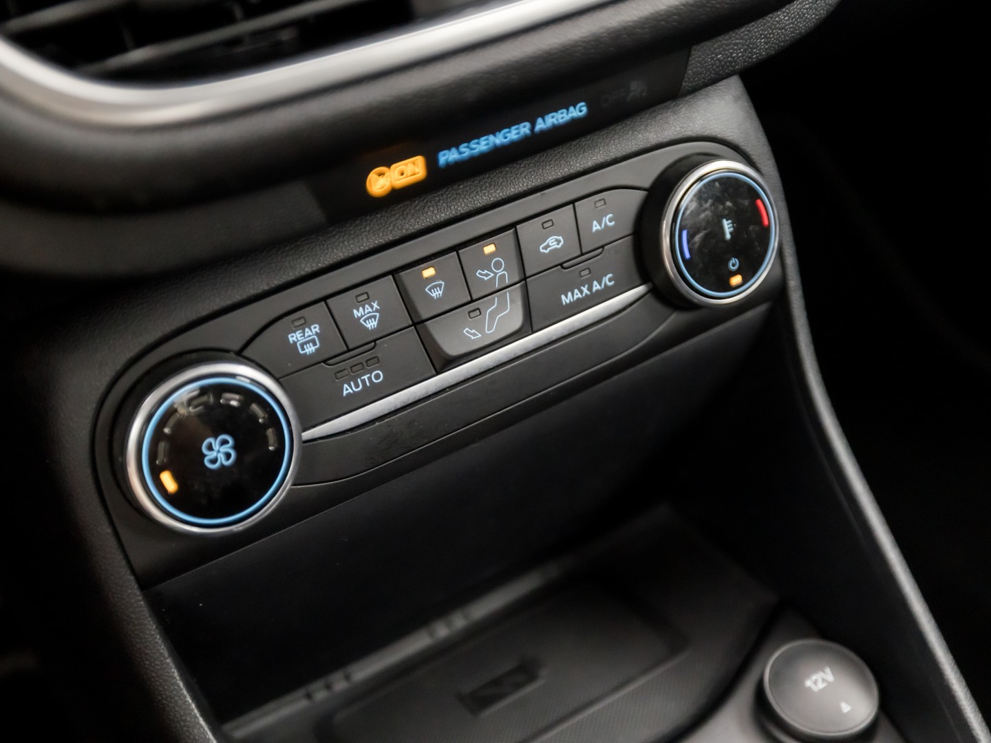 Ford Fiesta 1.0 EcoBoost Hybrid Titanium Sport (APPLE CARPLAY, GROOT NAVI, CLIMATE, GETINT GLAS, PARKEERSENSOREN, SPORTSTOELEN, LM VELGEN, CRUISE, NIEUWSTAAT)