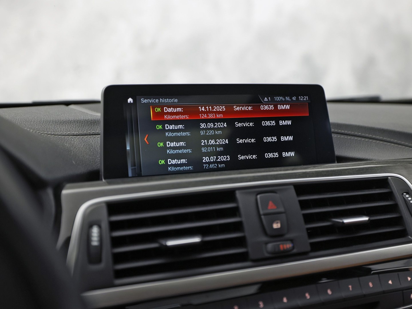 BMW 3 Serie 318i M Sport Automaat (PANORAMADAK, M PAKKET, GROOT NAVI, CAMERA, DEALER ONDERHOUDEN, COGNAC LEDER, SPORTSTOELEN, STOELVERWARMING, VIRTUAL COCKPIT, NIEUWSTAAT)