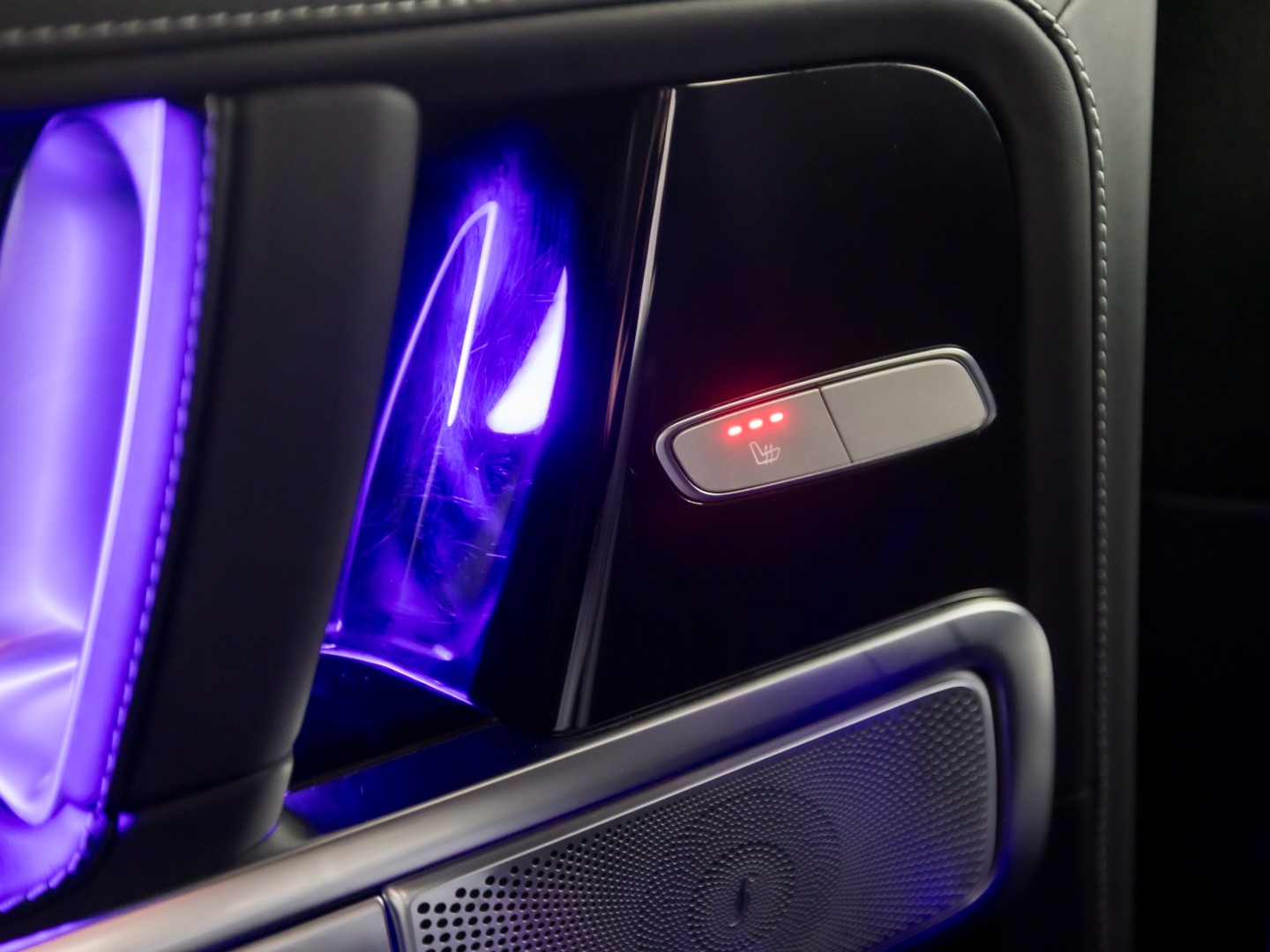 Mercedes-Benz G-Klasse 63 AMG 585Pk (SCHUIFDAK, CARBON PACK, ALCANTARA HEMEL, APPLE CARPLAY, BURMESTER, MASSAGE, STOELKOELING/VERWARMING, ADAPTIVE CRUISE, 360 CAMERA, SFEERVERLICHTING, TREKHAAK, NIEUWSTAAT)