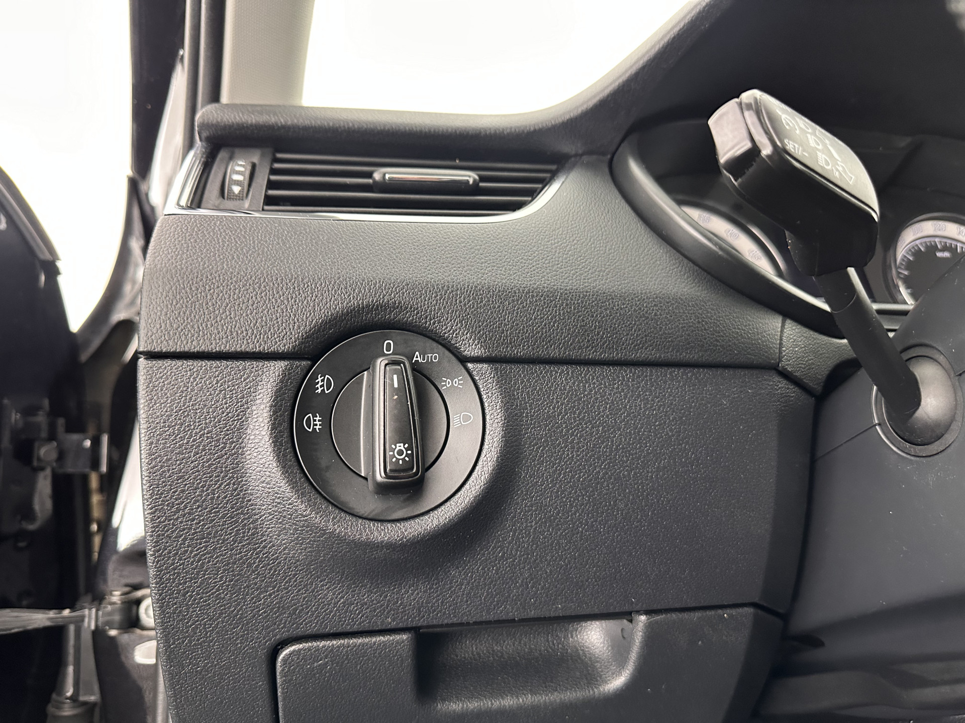 ŠKODA Octavia Combi 1.6 TDI Greentech Clever Edition Aut. *LEATHER-FABRIC | NAVI-FULLMAP | COMFORT-SEATS | DAB+ | HEATED-SEATS | AMUNDSEN-AUDIO | ECC | SHIFT-PADDLES | PARKPILOT | CRUISE | TOWBAR | 16''ALU *