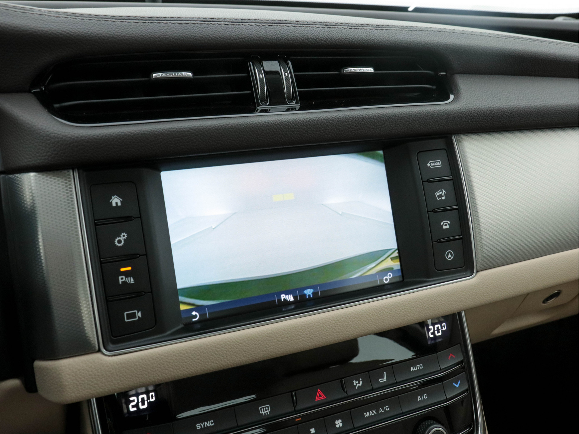 Jaguar XF 2.0D Portfolio Premium-Business-Pack Aut *LEATHER | BI-XENON | NAVI-FULLMAP | KEYLESS | MERIDIAN-SURROUND | SHIFT-PADDLES |  LANE-ASSIST | CRUISE | CAMERA | HEATED/COOLED-COMFORTSEATS | 17"ALU*