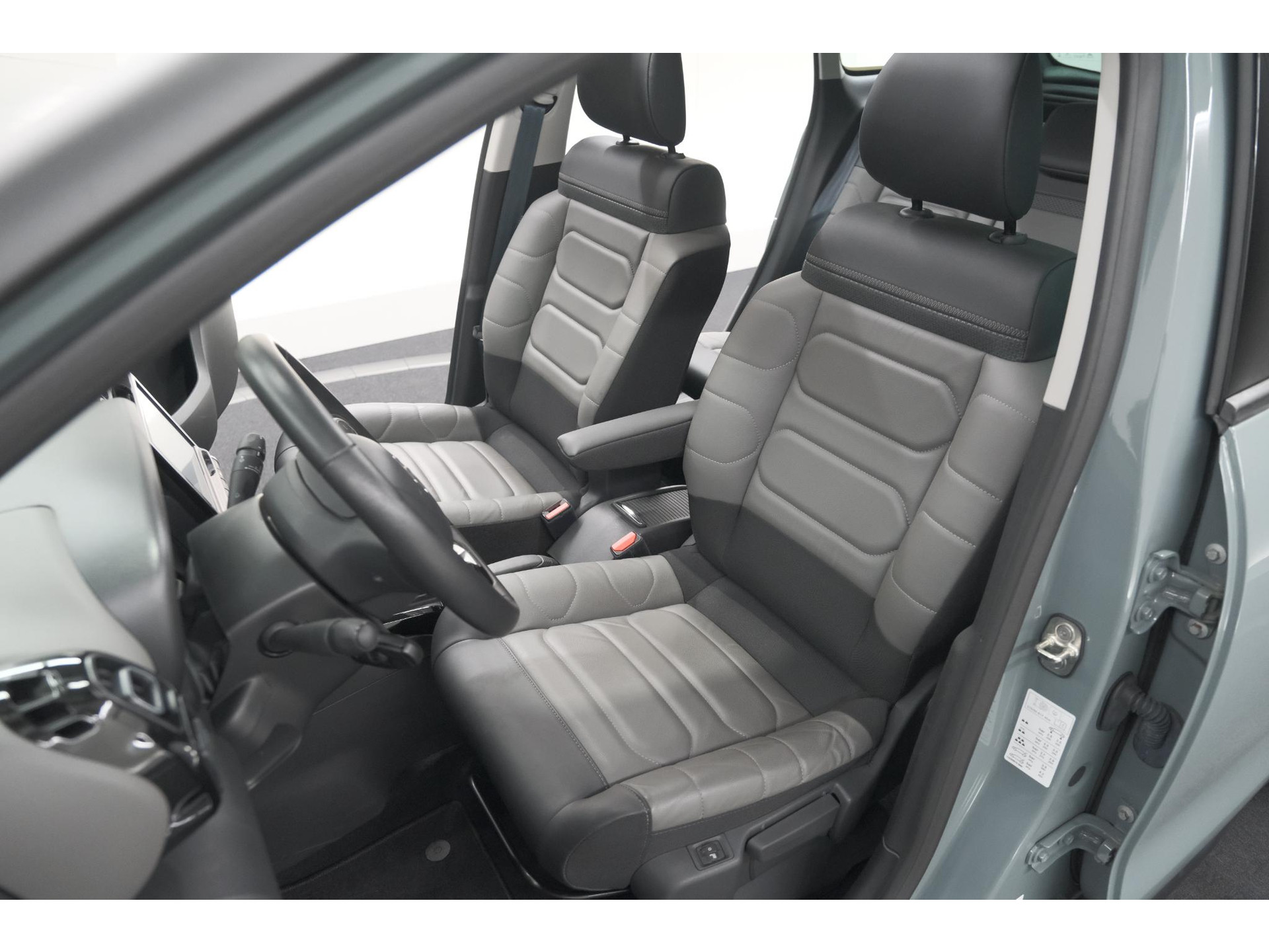 Citroen C3 Aircross PureTech 130 EAT6 Shine | Schuif-/Kanteldak | Camera | Dodehoekdetectie | Head-Up Display