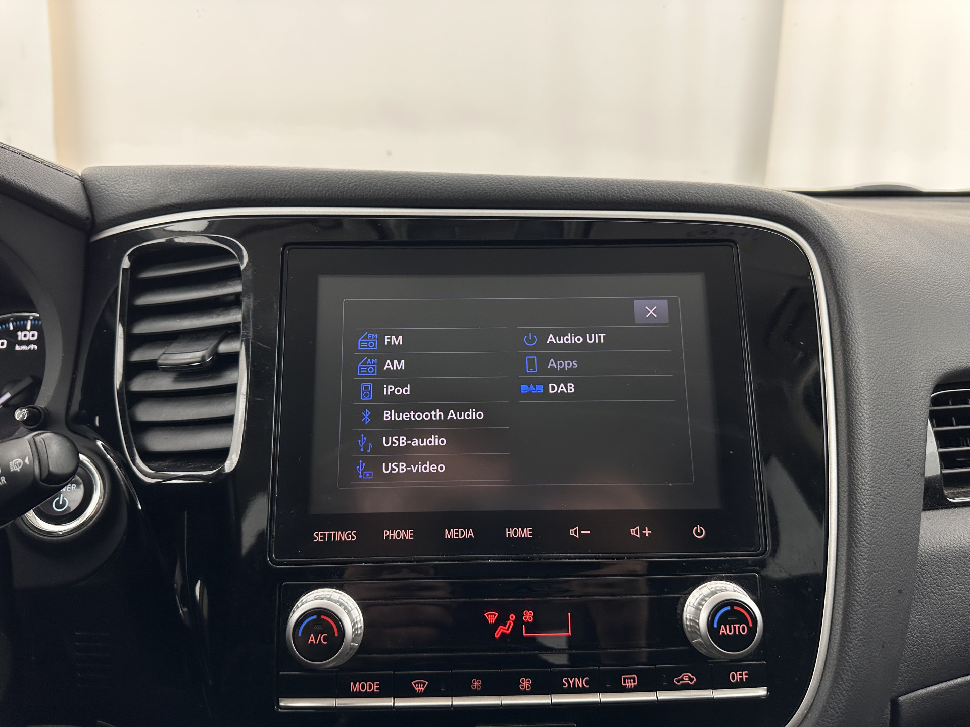 Mitsubishi Outlander 2.4 PHEV Pure (Plug-In) (INCL-BTW)  Aut *FULL-LED | KEYLESS | CAMERA | HEATED-COMFORTSEATS | ECC | SHIFTPADDLES | PDC | CRUISE | CARPLAY | PRIVACY-GLASS | DAB | TOWBAR | 16''ALU*