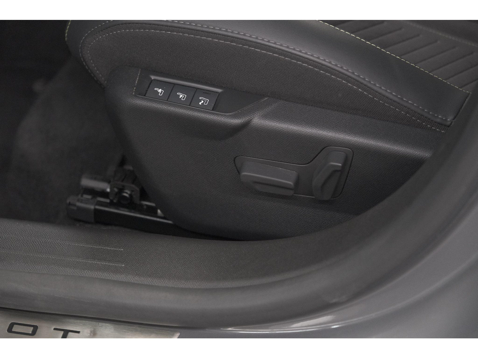 Peugeot 208 1.2 Hybrid 145 e-DCS6 GT | Alcantara Pakket | Camera | Apple Carplay | Stoelverwarming